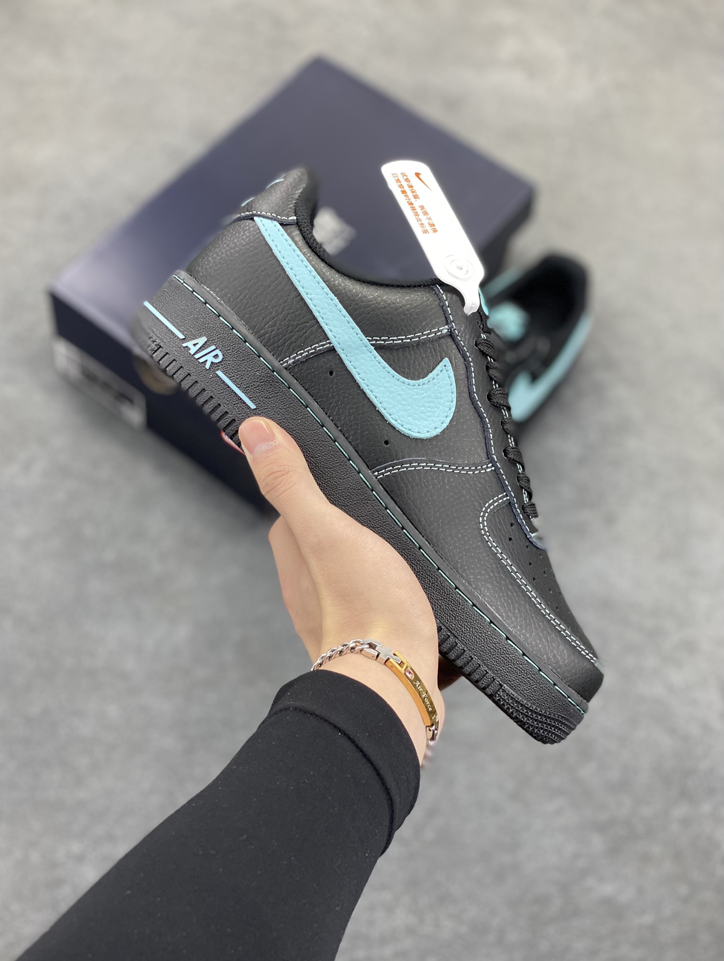 Nike Air Force 1 Low 蒂芙尼 原楦头原纸板 打造纯正空军版型 专注外贸渠道 全掌内置蜂窝气垫 原盒配件 原厂中底钢印、拉帮完美 货号：HQ2037-002 尺码：36 36.5 37.5 38 38.5 39 40 40.5 41 42 42.5 43 44 44.5 45-选品中心