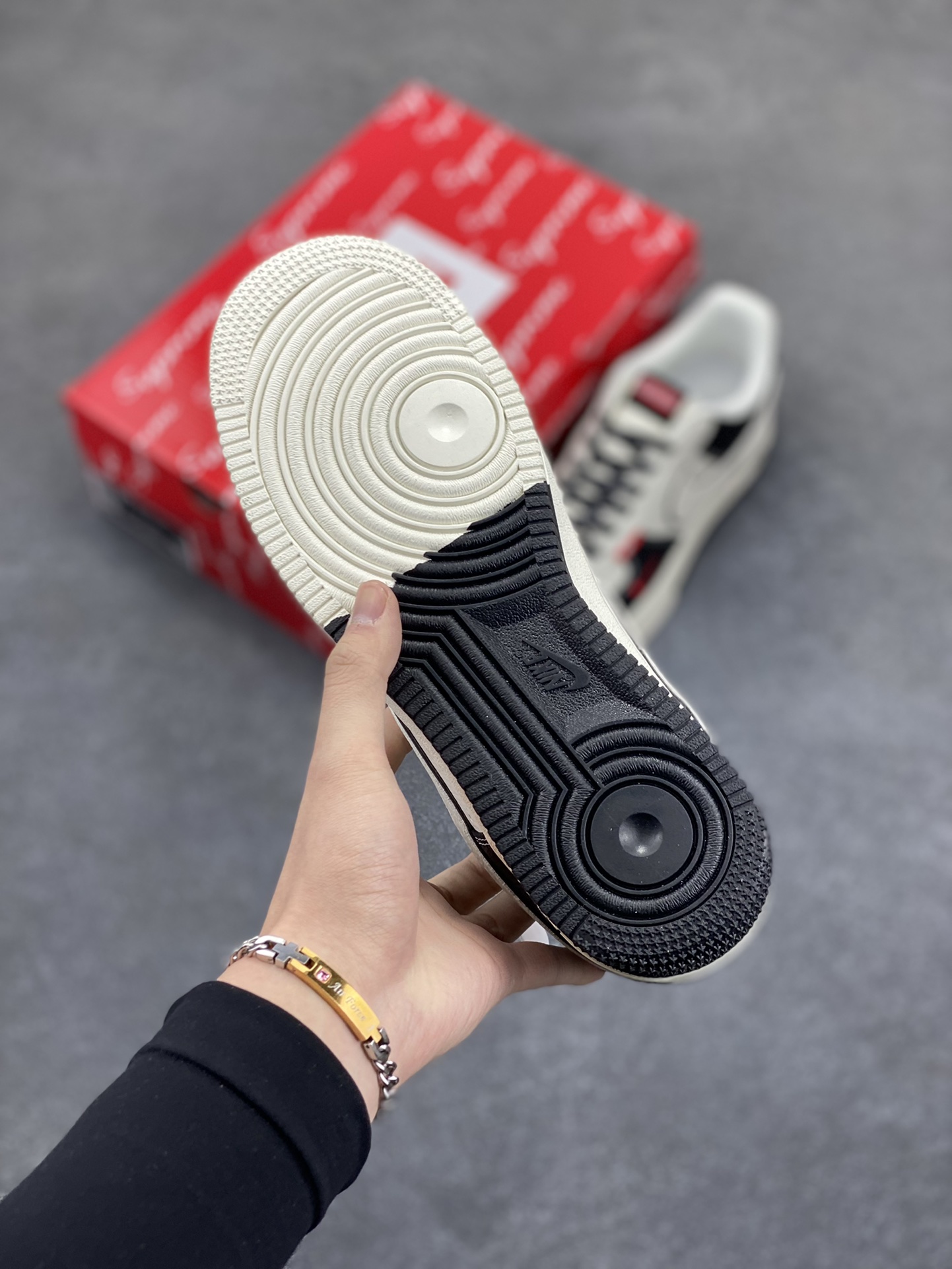 图片[5]-NIke Air Force 1 \’07 Low “Supreme联名——双拼小红勾”空军一号 低帮 运动鞋 休闲鞋 折边针车 工艺难度大 原楦头原纸板 原装鞋盒 定制五金配件 内置全掌气垫 原厂鞋底 货号：CS5288-004 尺码：36 36.5 37.5 38 38.5 39 40 40.5 41 42 42.5 43 44 44.5 45-选品中心