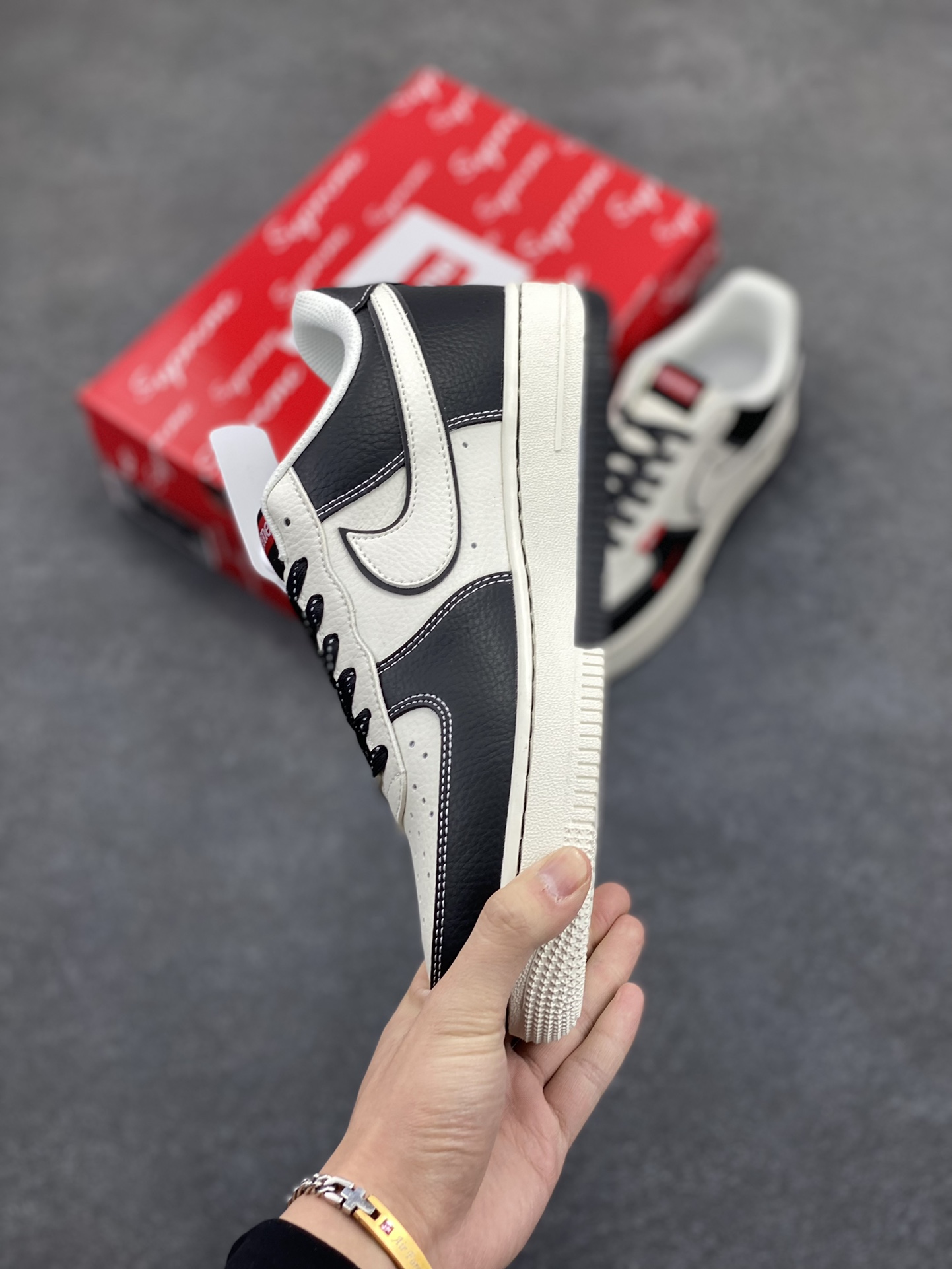 图片[3]-NIke Air Force 1 \’07 Low “Supreme联名——双拼小红勾”空军一号 低帮 运动鞋 休闲鞋 折边针车 工艺难度大 原楦头原纸板 原装鞋盒 定制五金配件 内置全掌气垫 原厂鞋底 货号：CS5288-004 尺码：36 36.5 37.5 38 38.5 39 40 40.5 41 42 42.5 43 44 44.5 45-选品中心