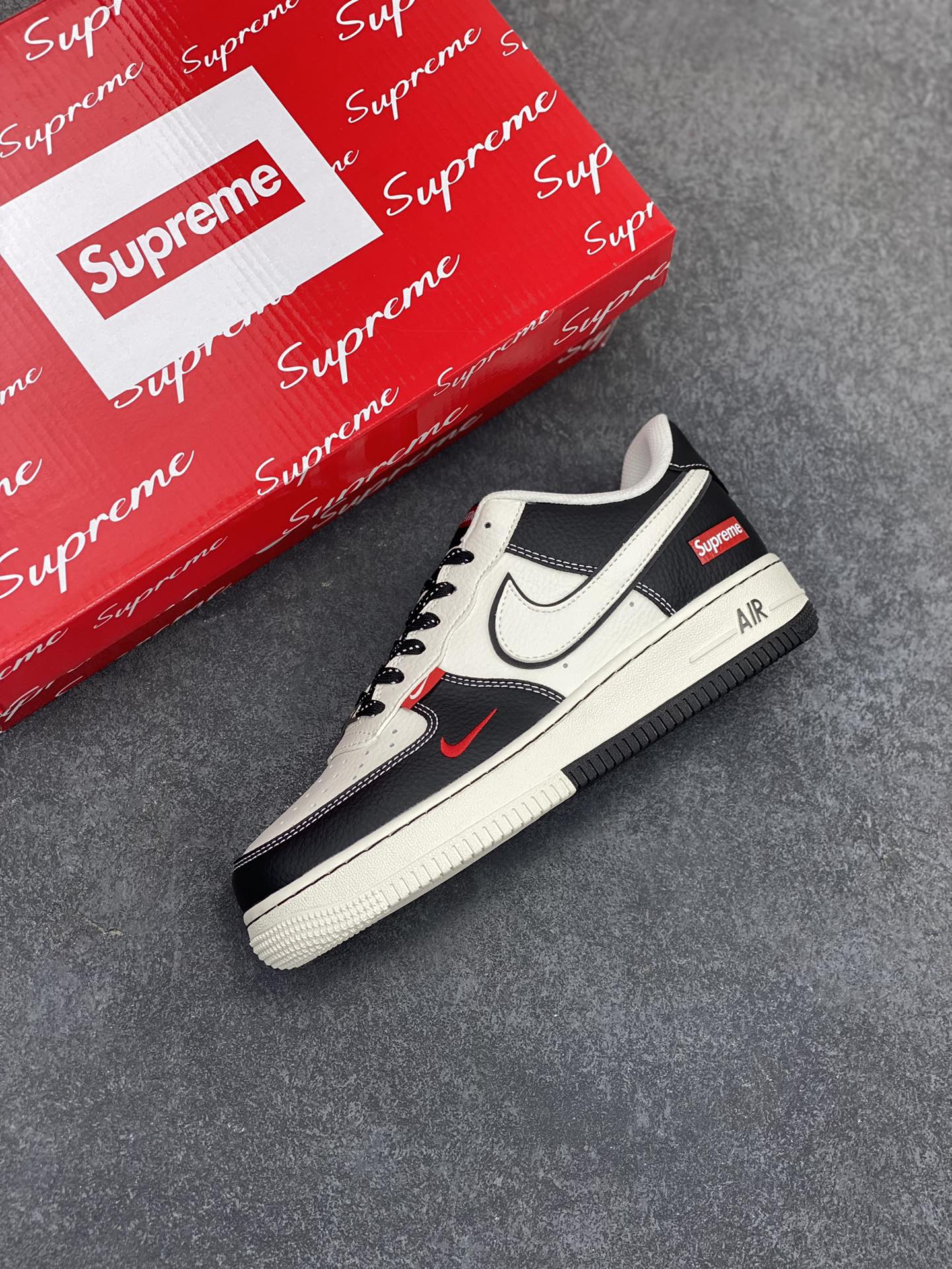 图片[7]-NIke Air Force 1 \’07 Low “Supreme联名——双拼小红勾”空军一号 低帮 运动鞋 休闲鞋 折边针车 工艺难度大 原楦头原纸板 原装鞋盒 定制五金配件 内置全掌气垫 原厂鞋底 货号：CS5288-004 尺码：36 36.5 37.5 38 38.5 39 40 40.5 41 42 42.5 43 44 44.5 45-选品中心