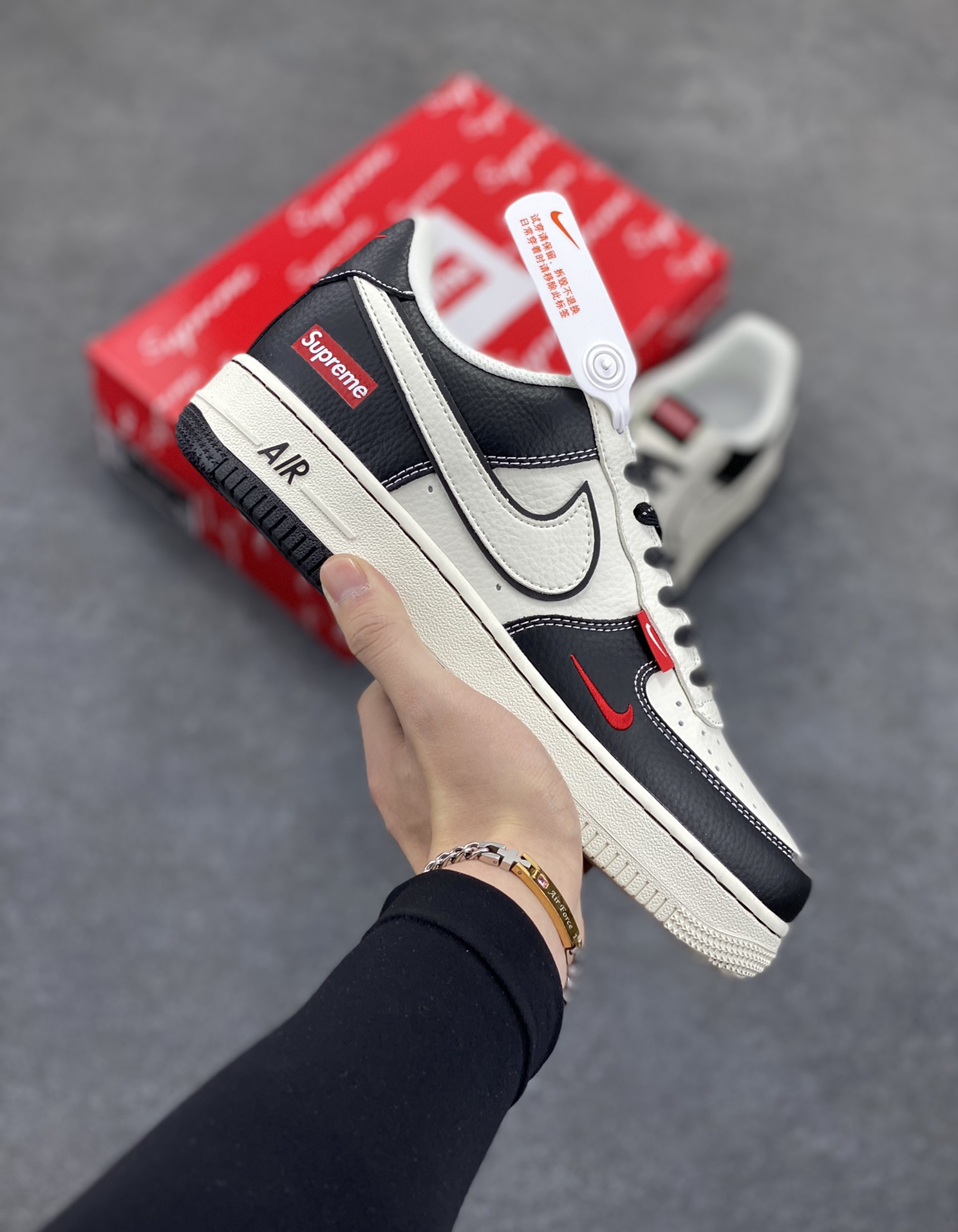 NIke Air Force 1 \'07 Low “Supreme联名——双拼小红勾”空军一号 低帮 运动鞋 休闲鞋 折边针车 工艺难度大 原楦头原纸板 原装鞋盒 定制五金配件 内置全掌气垫 原厂鞋底 货号：CS5288-004 尺码：36 36.5 37.5 38 38.5 39 40 40.5 41 42 42.5 43 44 44.5 45-选品中心