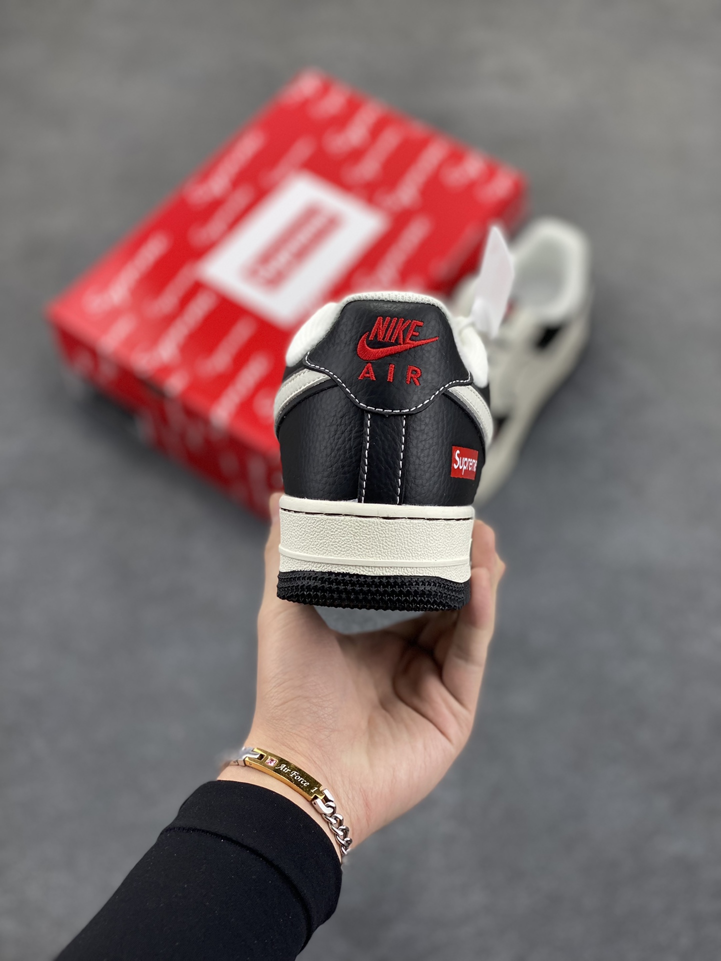 图片[4]-NIke Air Force 1 \’07 Low “Supreme联名——双拼小红勾”空军一号 低帮 运动鞋 休闲鞋 折边针车 工艺难度大 原楦头原纸板 原装鞋盒 定制五金配件 内置全掌气垫 原厂鞋底 货号：CS5288-004 尺码：36 36.5 37.5 38 38.5 39 40 40.5 41 42 42.5 43 44 44.5 45-选品中心