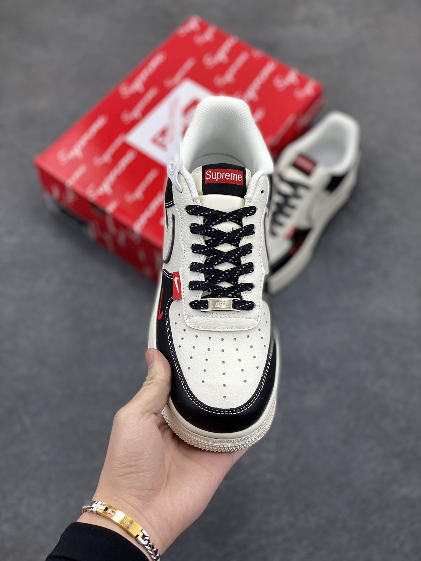 图片[2]-NIke Air Force 1 \’07 Low “Supreme联名——双拼小红勾”空军一号 低帮 运动鞋 休闲鞋 折边针车 工艺难度大 原楦头原纸板 原装鞋盒 定制五金配件 内置全掌气垫 原厂鞋底 货号：CS5288-004 尺码：36 36.5 37.5 38 38.5 39 40 40.5 41 42 42.5 43 44 44.5 45-选品中心