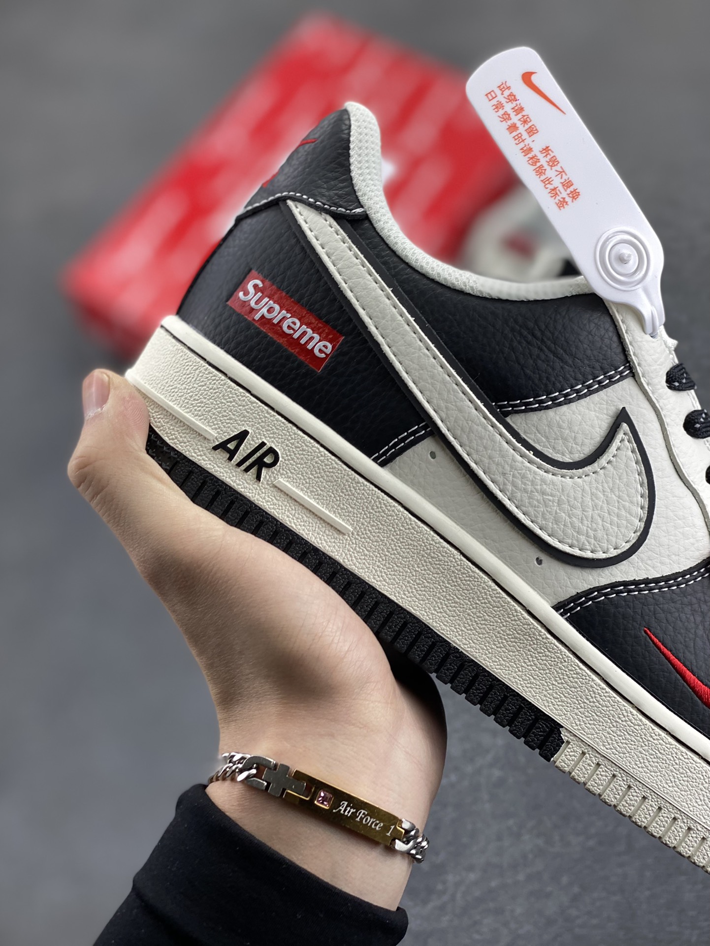 图片[6]-NIke Air Force 1 \’07 Low “Supreme联名——双拼小红勾”空军一号 低帮 运动鞋 休闲鞋 折边针车 工艺难度大 原楦头原纸板 原装鞋盒 定制五金配件 内置全掌气垫 原厂鞋底 货号：CS5288-004 尺码：36 36.5 37.5 38 38.5 39 40 40.5 41 42 42.5 43 44 44.5 45-选品中心