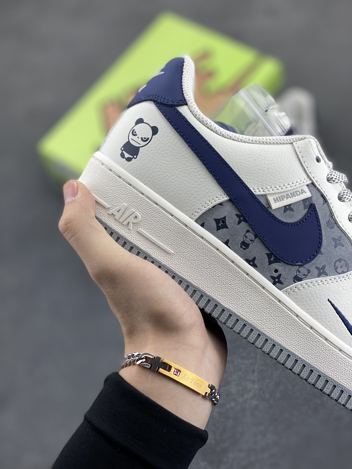 图片[6]-高端定制Nike Air Force 1 \’07 Low 暴力熊联名——— 白黑蓝印花 高端定制 低帮休闲板鞋 定制鞋盒 大厂纯原品质出货 超高清洁度 皮料切割干净无任何毛边 细节完美 货号：KY8899-105 尺码：36 36.5 37.5 38 38.5 39 40 40.5 41 42 42.5 43 44 44.5 45-选品中心