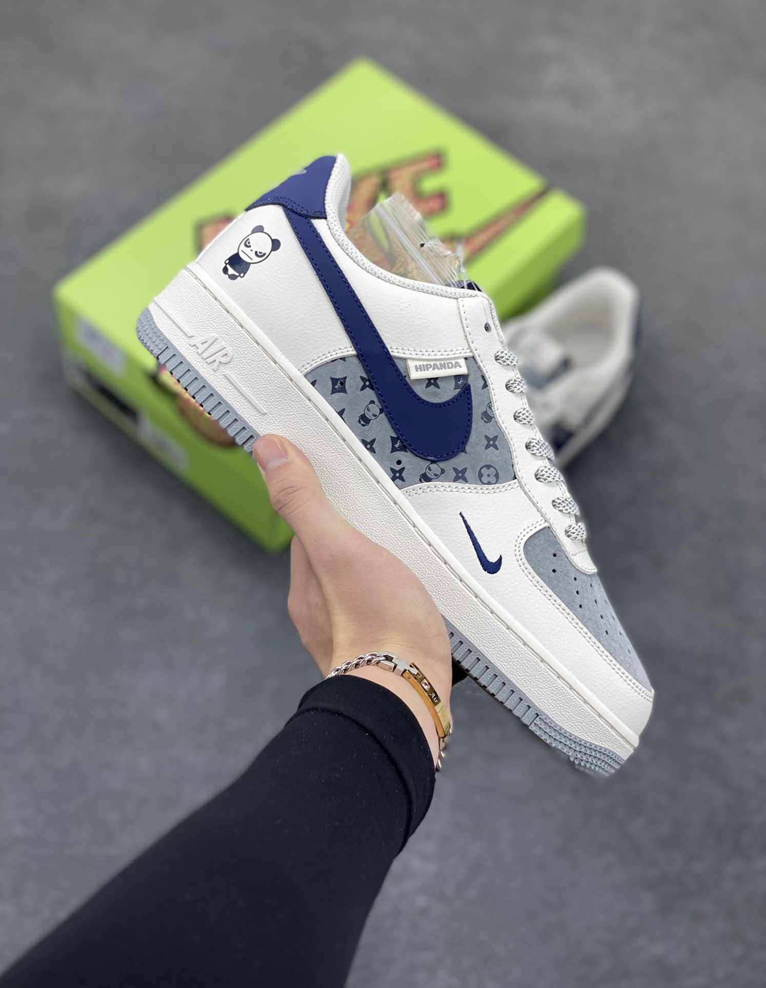 高端定制Nike Air Force 1 \’07 Low 暴力熊联名——— 白黑蓝印花 高端定制 低帮休闲板鞋 定制鞋盒 大厂纯原品质出货 超高清洁度 皮料切割干净无任何毛边 细节完美 货号：KY8899-105 尺码：36 36.5 37.5 38 38.5 39 40 40.5 41 42 42.5 43 44 44.5 45-选品中心