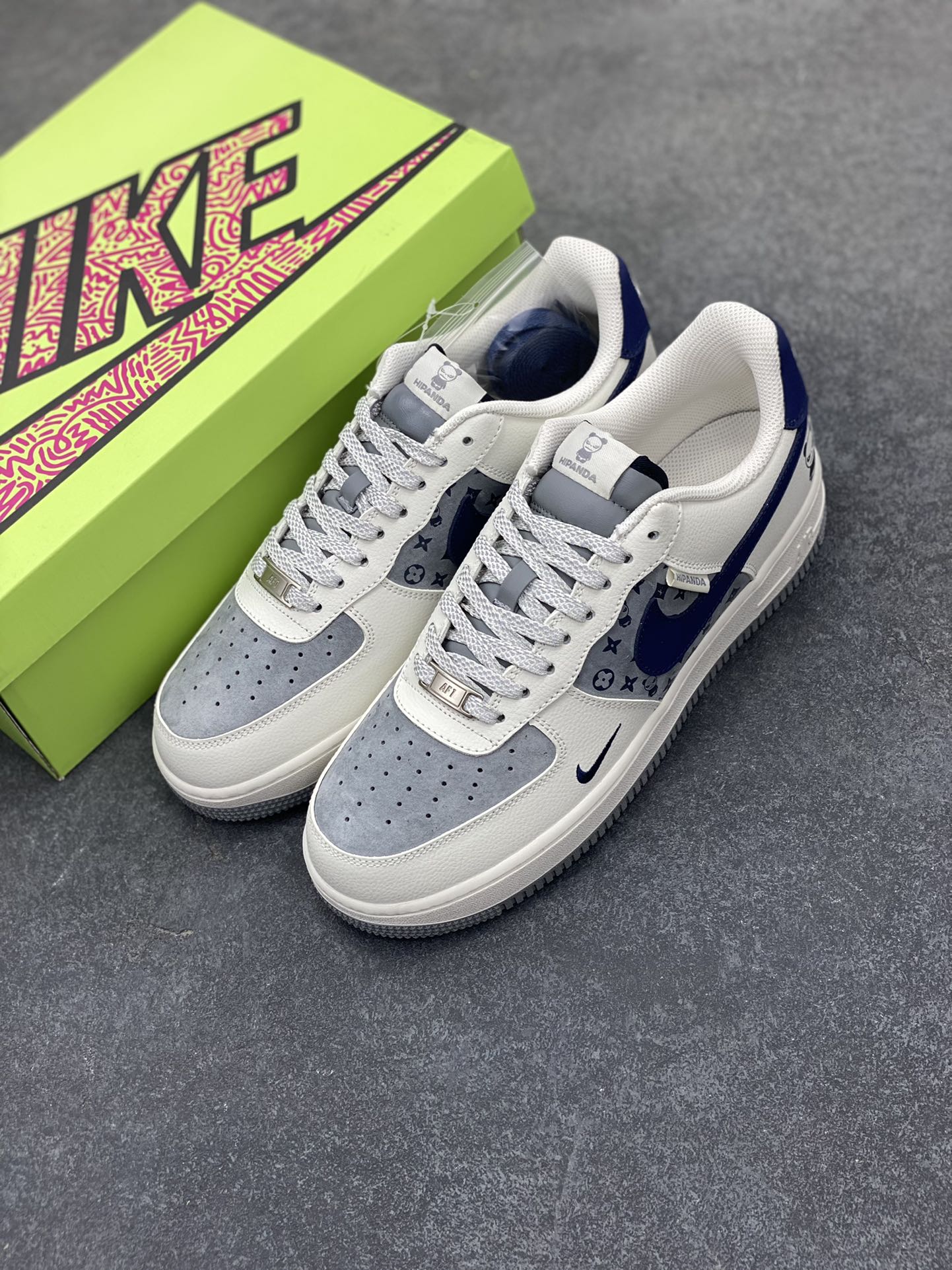 图片[8]-高端定制Nike Air Force 1 \’07 Low 暴力熊联名——— 白黑蓝印花 高端定制 低帮休闲板鞋 定制鞋盒 大厂纯原品质出货 超高清洁度 皮料切割干净无任何毛边 细节完美 货号：KY8899-105 尺码：36 36.5 37.5 38 38.5 39 40 40.5 41 42 42.5 43 44 44.5 45-选品中心