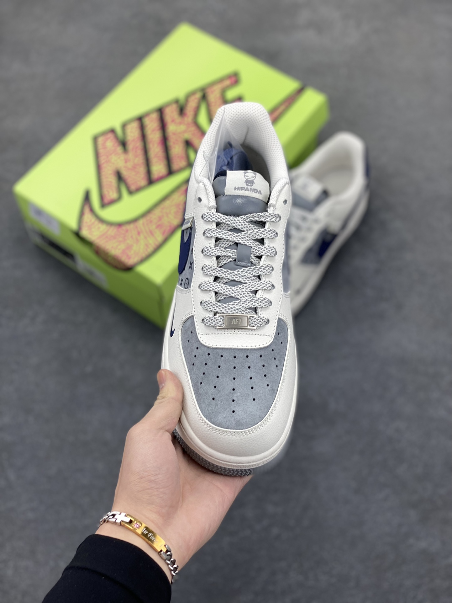 图片[2]-高端定制Nike Air Force 1 \’07 Low 暴力熊联名——— 白黑蓝印花 高端定制 低帮休闲板鞋 定制鞋盒 大厂纯原品质出货 超高清洁度 皮料切割干净无任何毛边 细节完美 货号：KY8899-105 尺码：36 36.5 37.5 38 38.5 39 40 40.5 41 42 42.5 43 44 44.5 45-选品中心