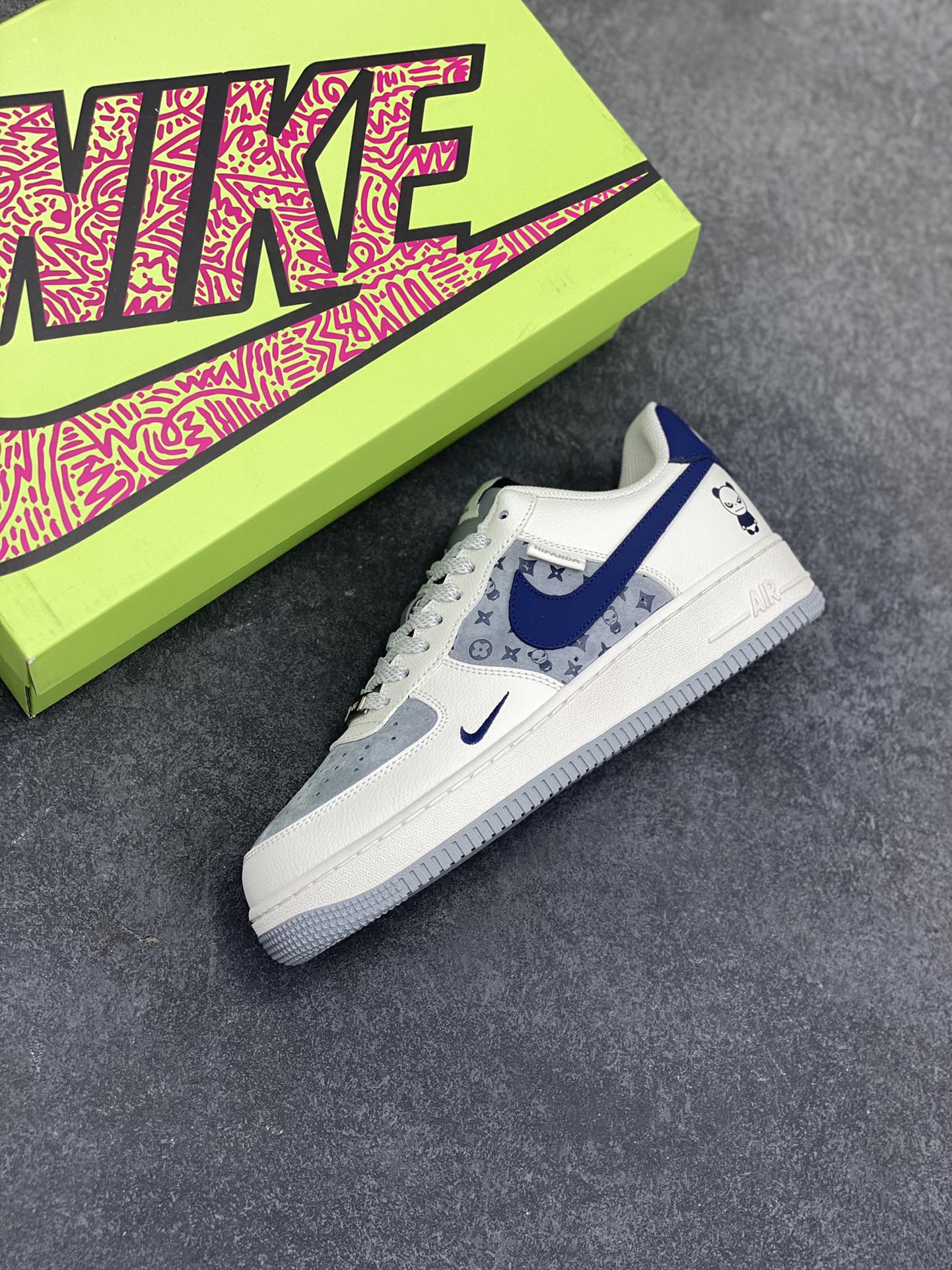 图片[7]-高端定制Nike Air Force 1 \’07 Low 暴力熊联名——— 白黑蓝印花 高端定制 低帮休闲板鞋 定制鞋盒 大厂纯原品质出货 超高清洁度 皮料切割干净无任何毛边 细节完美 货号：KY8899-105 尺码：36 36.5 37.5 38 38.5 39 40 40.5 41 42 42.5 43 44 44.5 45-选品中心