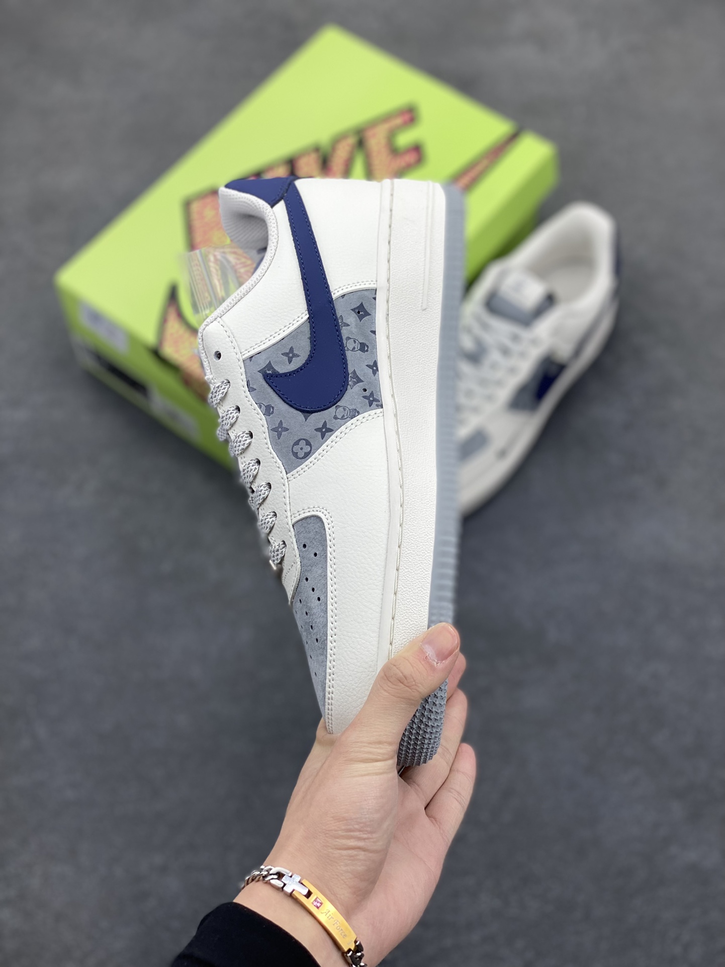 图片[3]-高端定制Nike Air Force 1 \’07 Low 暴力熊联名——— 白黑蓝印花 高端定制 低帮休闲板鞋 定制鞋盒 大厂纯原品质出货 超高清洁度 皮料切割干净无任何毛边 细节完美 货号：KY8899-105 尺码：36 36.5 37.5 38 38.5 39 40 40.5 41 42 42.5 43 44 44.5 45-选品中心