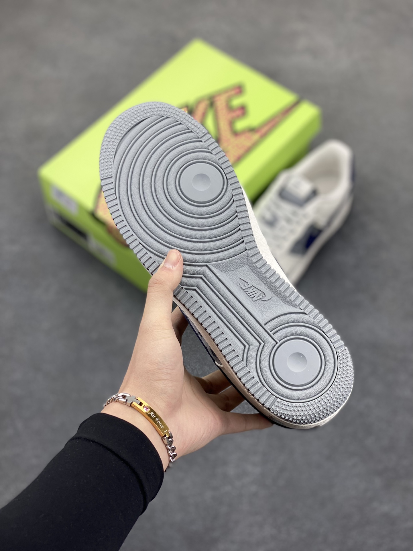 图片[5]-高端定制Nike Air Force 1 \’07 Low 暴力熊联名——— 白黑蓝印花 高端定制 低帮休闲板鞋 定制鞋盒 大厂纯原品质出货 超高清洁度 皮料切割干净无任何毛边 细节完美 货号：KY8899-105 尺码：36 36.5 37.5 38 38.5 39 40 40.5 41 42 42.5 43 44 44.5 45-选品中心