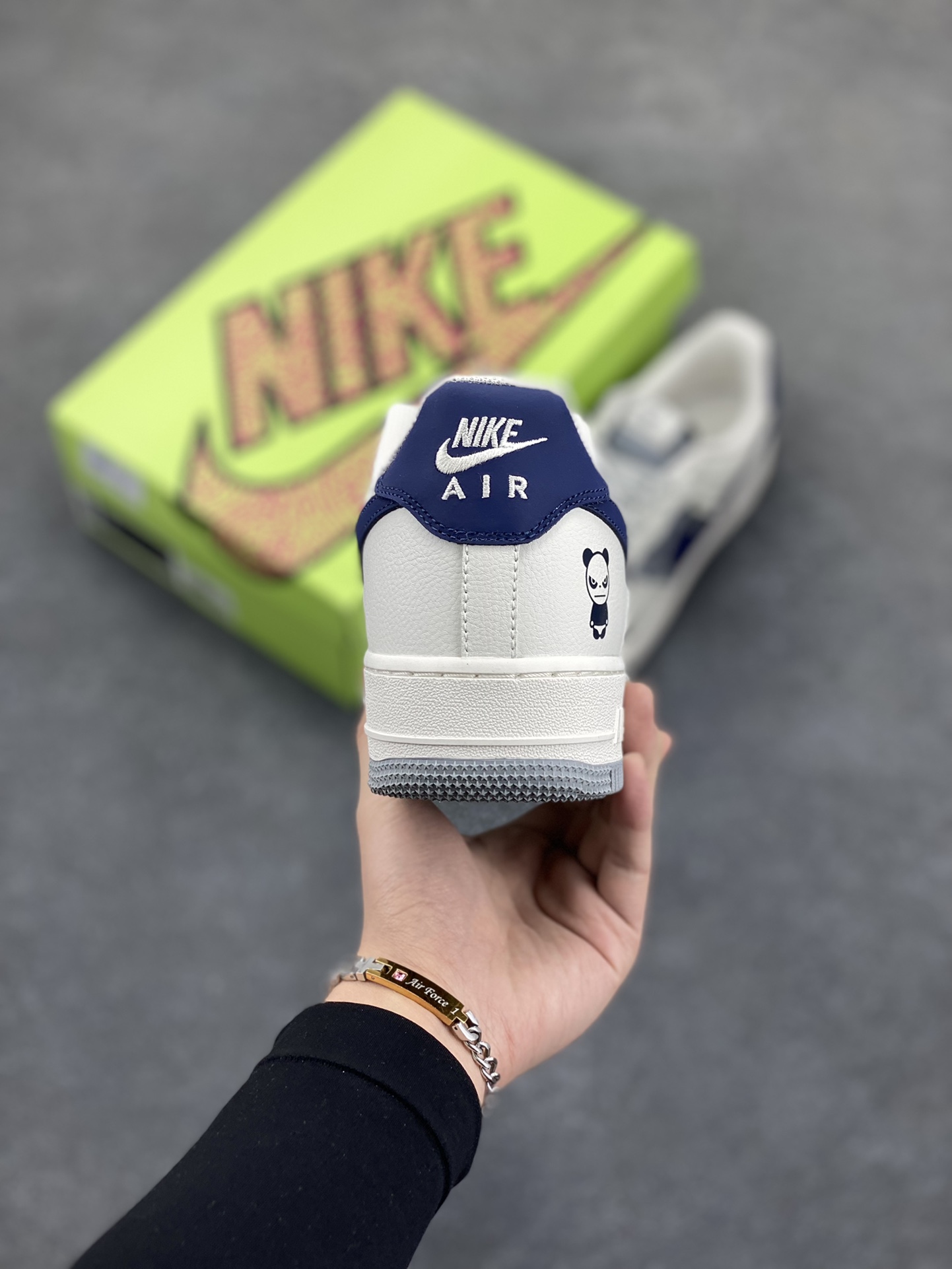 图片[4]-高端定制Nike Air Force 1 \’07 Low 暴力熊联名——— 白黑蓝印花 高端定制 低帮休闲板鞋 定制鞋盒 大厂纯原品质出货 超高清洁度 皮料切割干净无任何毛边 细节完美 货号：KY8899-105 尺码：36 36.5 37.5 38 38.5 39 40 40.5 41 42 42.5 43 44 44.5 45-选品中心
