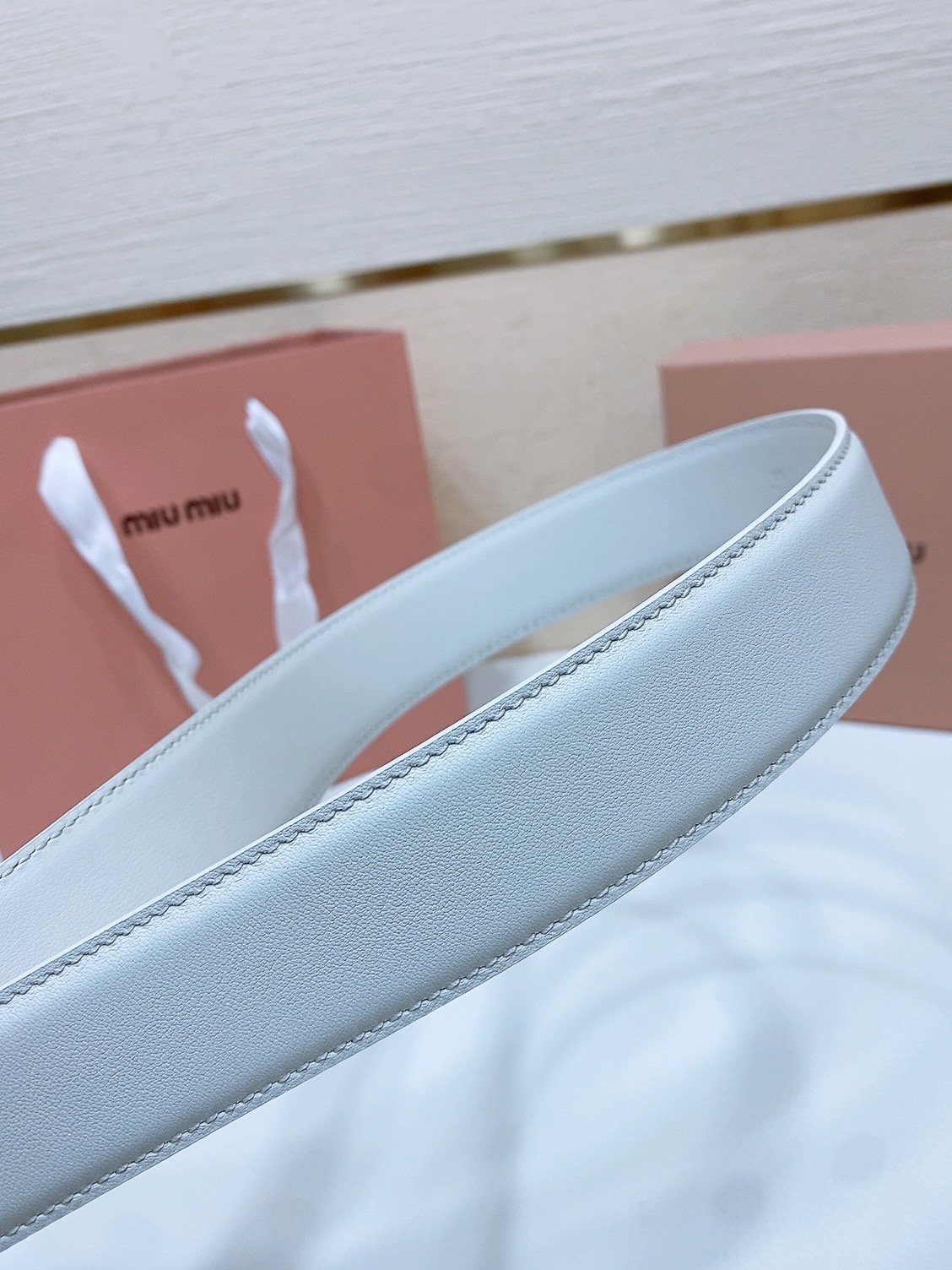 miumiu缪缪 这款皮革腰带是提升别致造型品味的理想之选