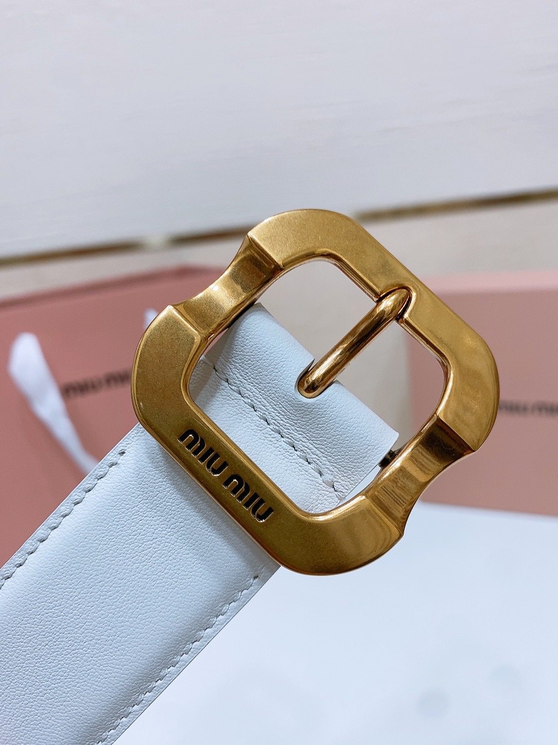 miumiu缪缪 这款皮革腰带是提升别致造型品味的理想之选