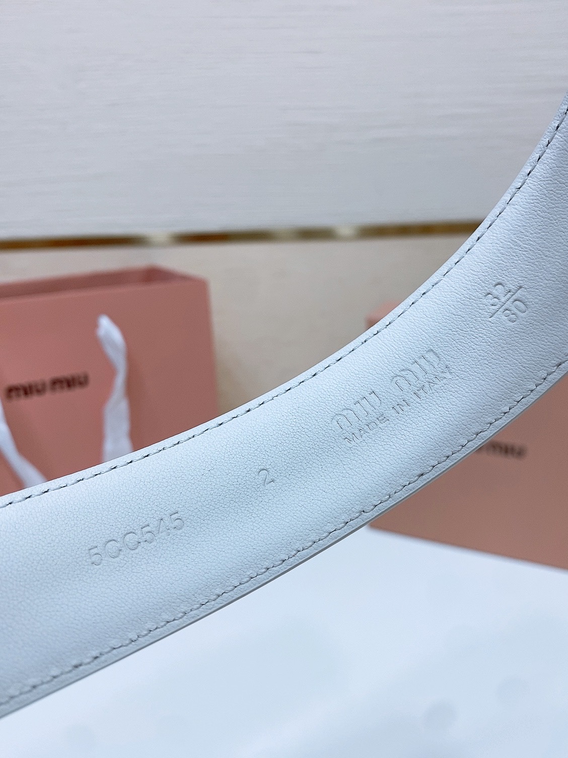miumiu缪缪 这款皮革腰带是提升别致造型品味的理想之选