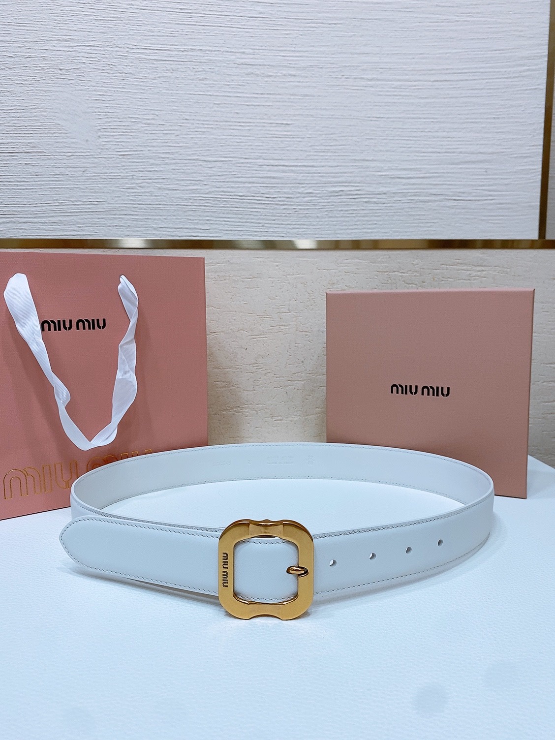 miumiu缪缪 这款皮革腰带是提升别致造型品味的理想之选