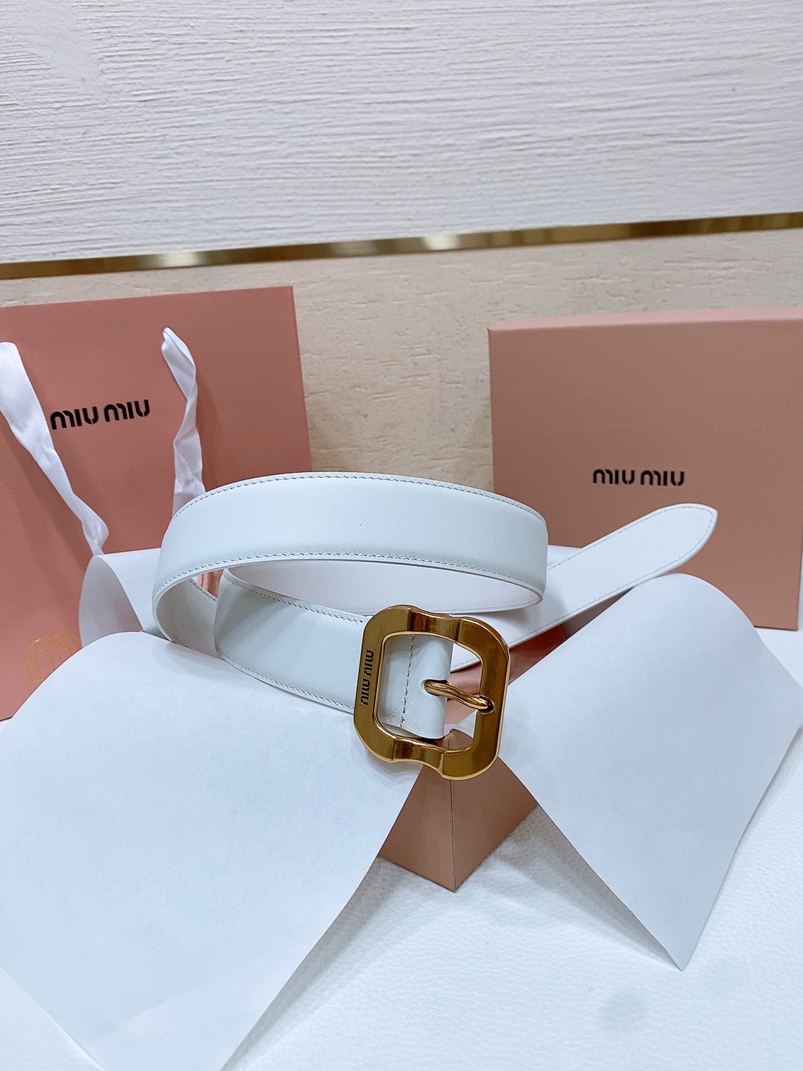 [Miu Miu Belts] This leather belt is ideal for a chic look Eye-catching engra