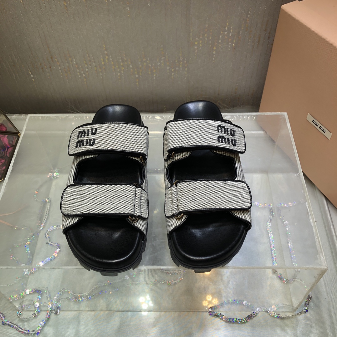 NO:241825,Miu Mi*2025 spring and summer new Velcro thick-soled sandwich ~ lazy and casual on the feet!  Meet different matching needs!  Retro premium comfort full!  Original customization special materials for upper, inner lining/foot pad sheepskin, outsole molded sole, sole height 3.5cm Size35-39 [40.41 customization], slippers, miumiu, slippers, sheepskin19860909Miu Mi*2025春夏新品魔术贴厚底凉拖～上脚慵懒随性！满足不同搭配需求！复古高级舒适度拉满！ 鞋面原版定制特殊材料 内里/垫脚羊皮 大底成型底 底高3.5cm Size35-39〔40.41定做〕,拖鞋,miumiu,slippers,sheepskin,Women's Shoes