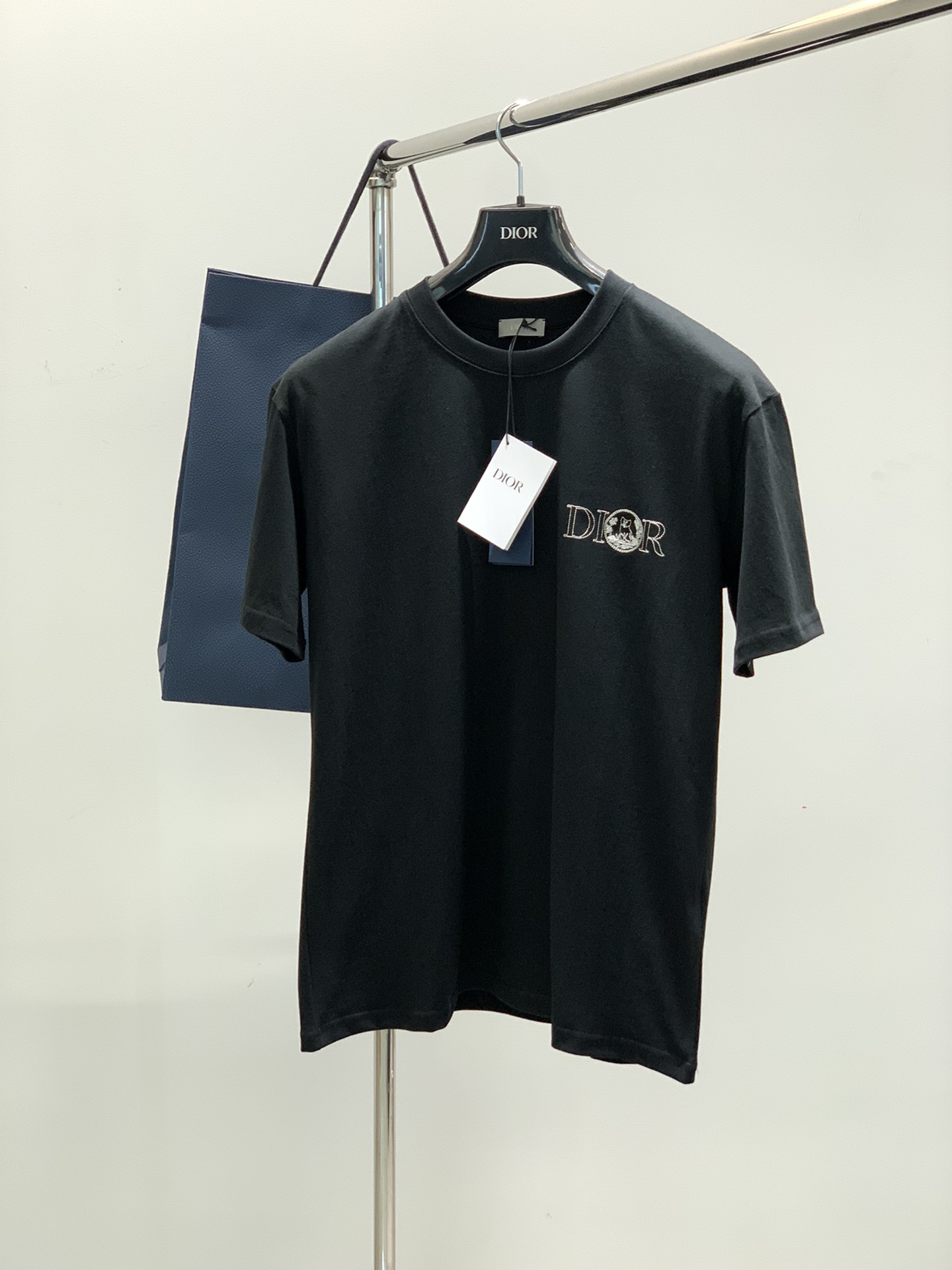 NO:141009,,Dior Dior, new summer products, available at the same time for counters, simple and fashionable casual round neck short-sleeved T-shirt, original imported fabric, comfortable and breathable, top-grade embroidery craft letter pattern logo, extremely high-end, unique design, fashionable and handsome on the upper body!  2 colors recommended, code number S-XL, dior, dior, T-shirt, tees, t-shirt, alexander wang19860909,Dior 迪奥, 夏季新品,专柜同步有售,简约时尚休闲圆领短袖T恤,原版进口面料,舒适透气,顶级刺绣工艺字母图案logo,档次极高,独特设计,上身时尚帅气！2色推荐,码数S-XL,,dior,dior,T-shirt,tees，t-shirt,alexander wang,Men's clothing