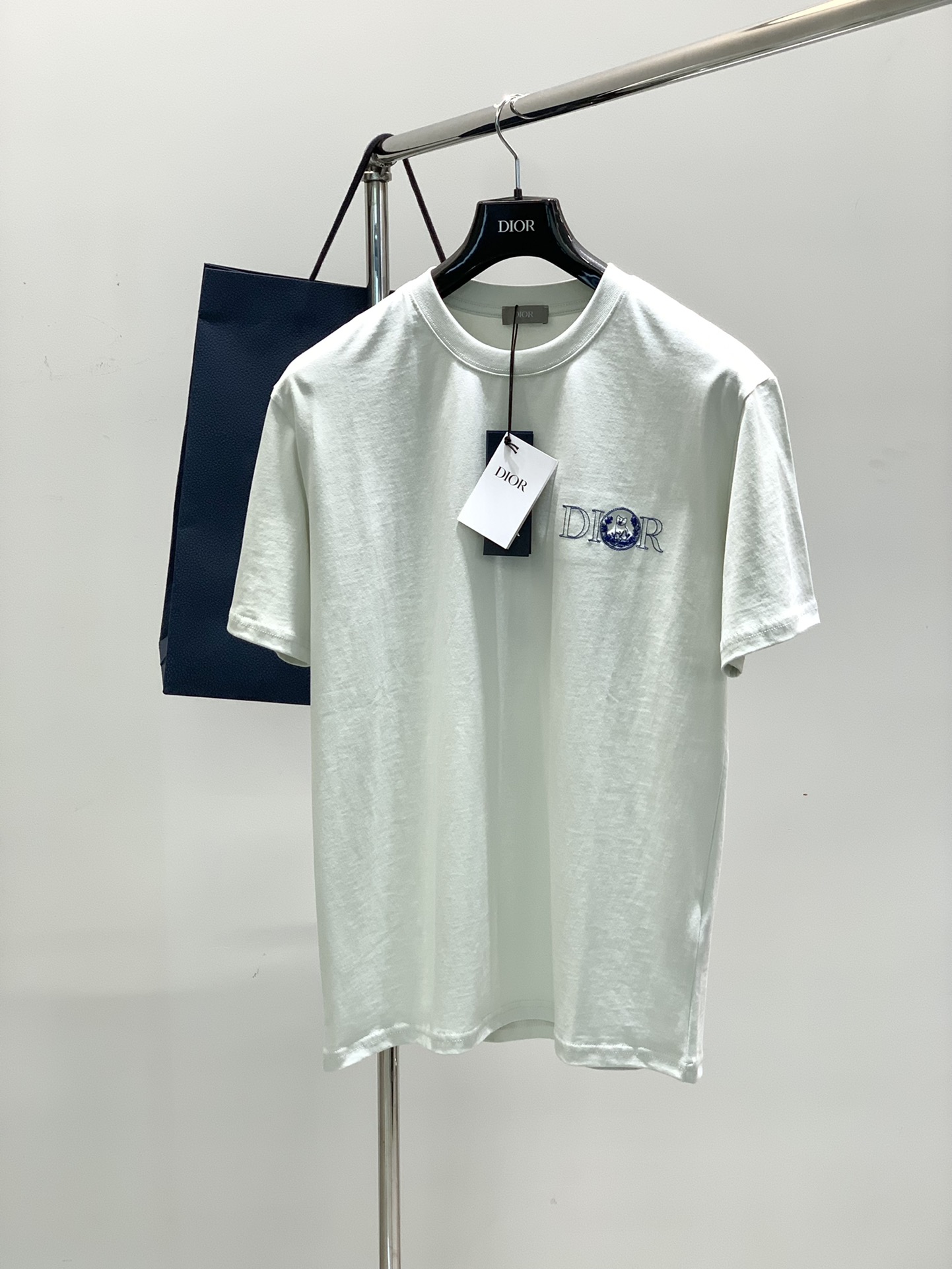 NO:154353,,Dior Dior, 2025 summer new product, available at the same time for counters, simple and fashionable casual round neck short-sleeved T-shirt, original imported fabric, comfortable and breathable, top-grade embroidery craft letter pattern logo, extremely high-end, unique design, fashionable and handsome on the upper body!  2 colors recommended, code number S-XL, dior, dior, T-shirt, tees, t-shirt, alexander wang19860909,Dior 迪奥, 2025夏季新品,专柜同步有售,简约时尚休闲圆领短袖T恤,原版进口面料,舒适透气,顶级刺绣工艺字母图案logo,档次极高,独特设计,上身时尚帅气！2色推荐,码数S-XL,,dior,dior,T-shirt,tees，t-shirt,alexander wang,Men's clothing