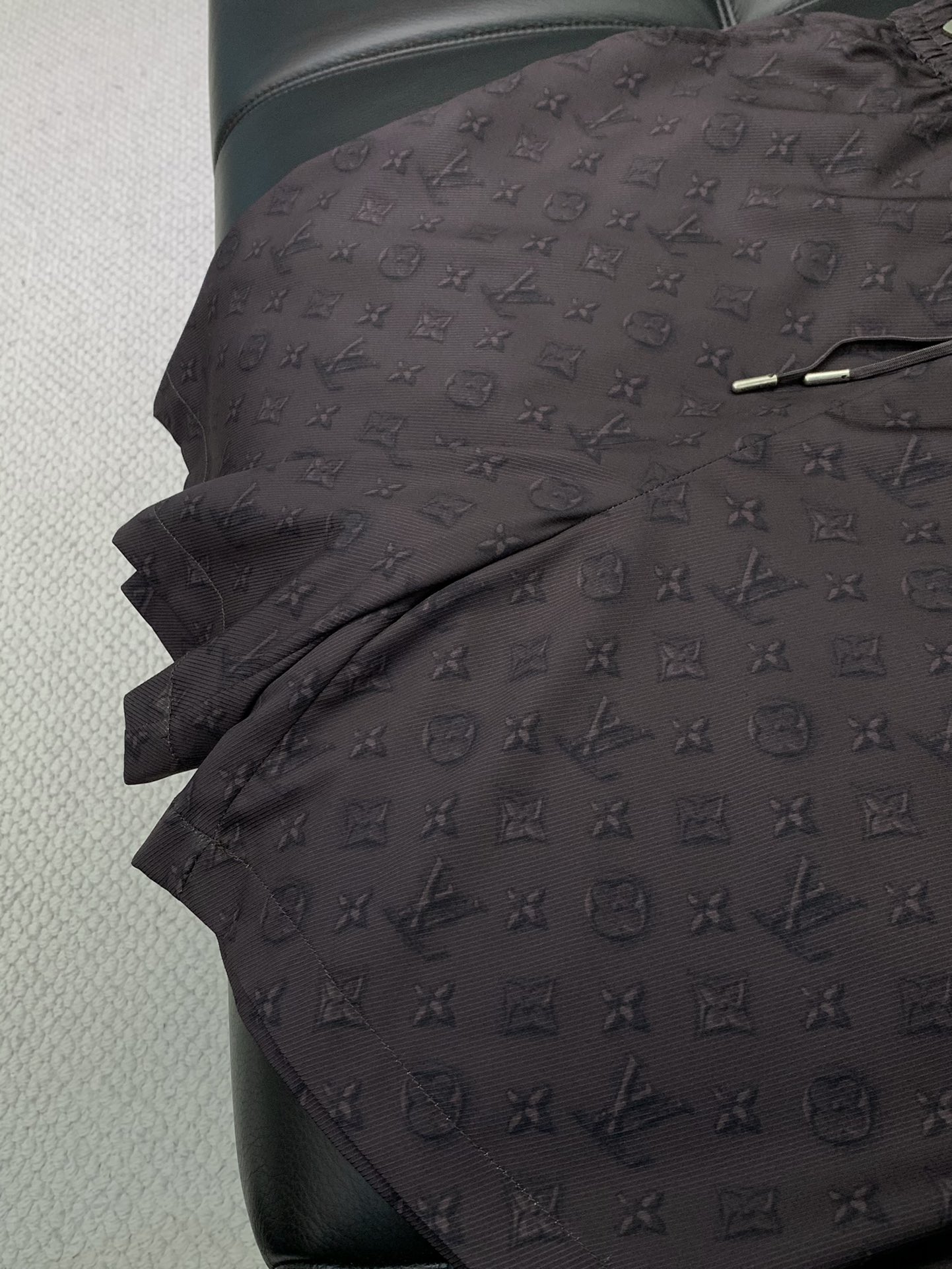 “Louis Vuitton Summer 2025 Fashion: Synchronized Cabinets, Hysteria, Leisure Suits in S-XL” - 图片 6