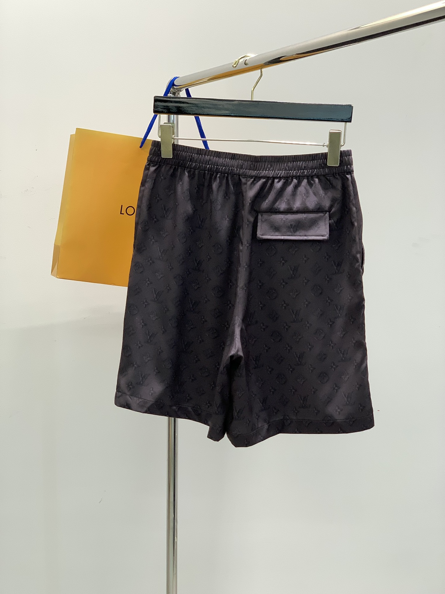 “Louis Vuitton Summer 2025 Fashion: Synchronized Cabinets, Hysteria, Leisure Suits in S-XL” - 图片 2