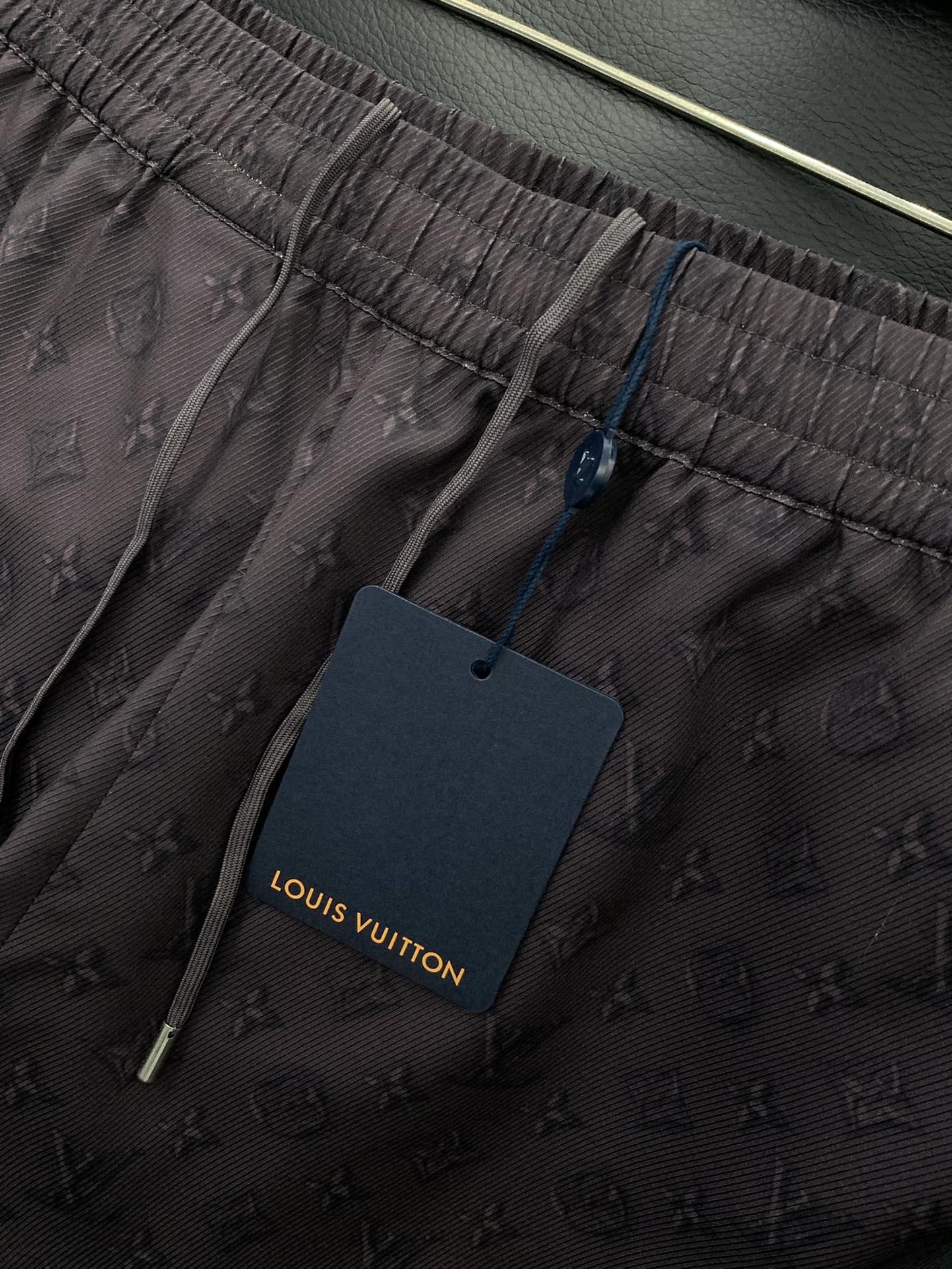 “Louis Vuitton Summer 2025 Fashion: Synchronized Cabinets, Hysteria, Leisure Suits in S-XL” - 图片 7