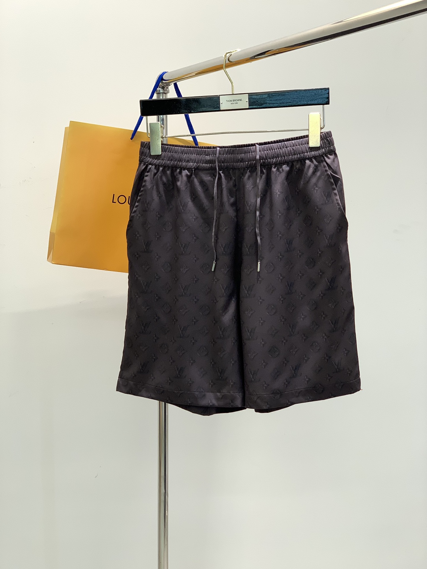 “Louis Vuitton Summer 2025 Fashion: Synchronized Cabinets, Hysteria, Leisure Suits in S-XL” - 图片 1