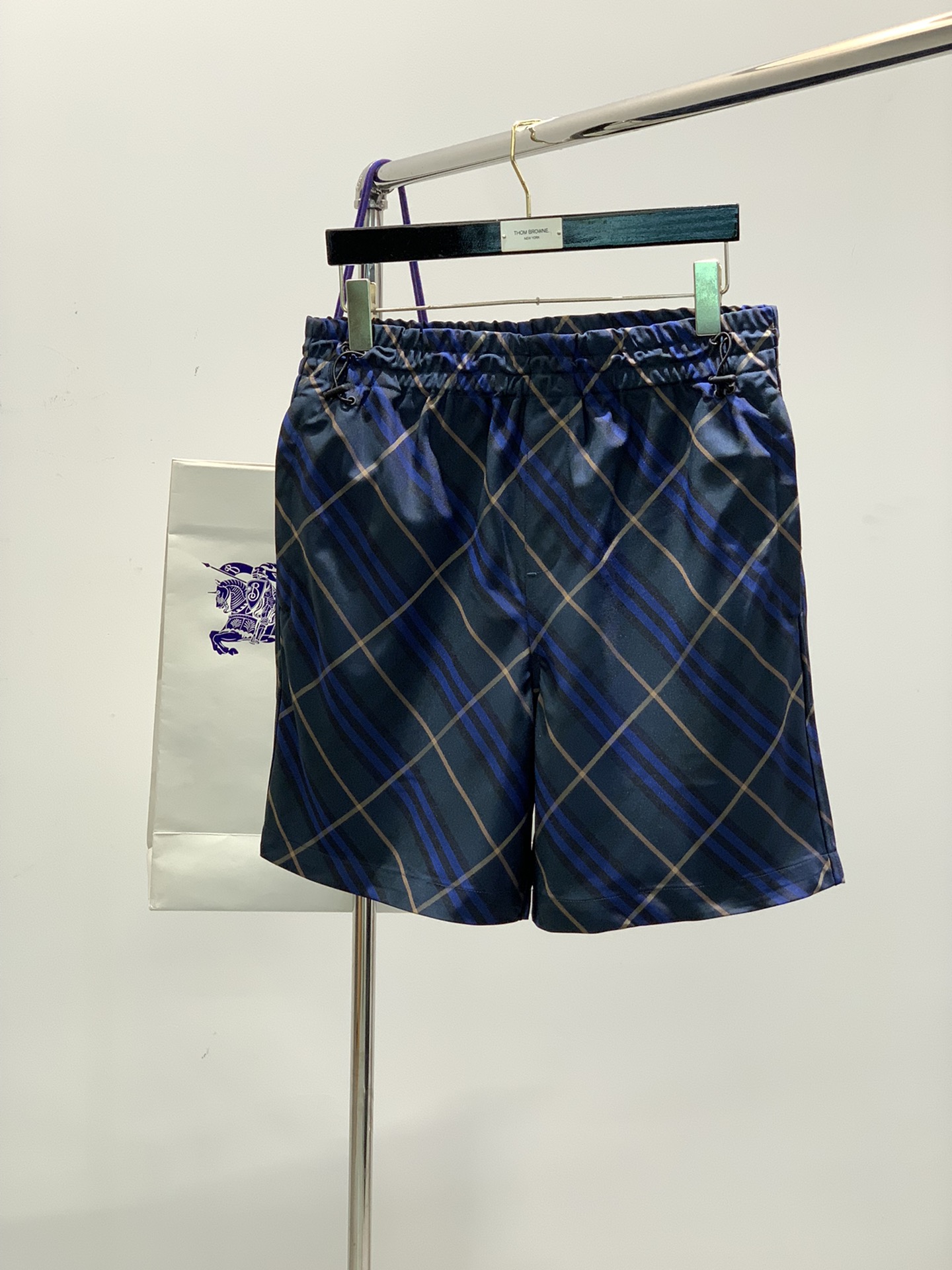 NO:154326,,Burberry Burberry, the latest summer products in 2025, available at the counter at the same time, original singles, fashionable casual shorts, imported original fabric, comfortable and breathable upper body, top-grade embroidered letter pattern logo, original hardware and auxiliary decoration, extremely high grade, comfortable and versatile, handsome upper body, 4 colors recommendation, S-XL, burberry, burberry, shorts, alexander wang19860909,Burberry 巴宝莉,2025夏季最新品,专柜同步有售,原单狠货,时尚休闲短裤,进口原版面料,上身舒适透气,顶级刺绣字母图案logo,原版五金辅料装饰,档次极高,舒适百搭,上身帅气十足,4色推荐,码数S-XL,,burberry,burberry,shorts,alexander wang,Men's clothing