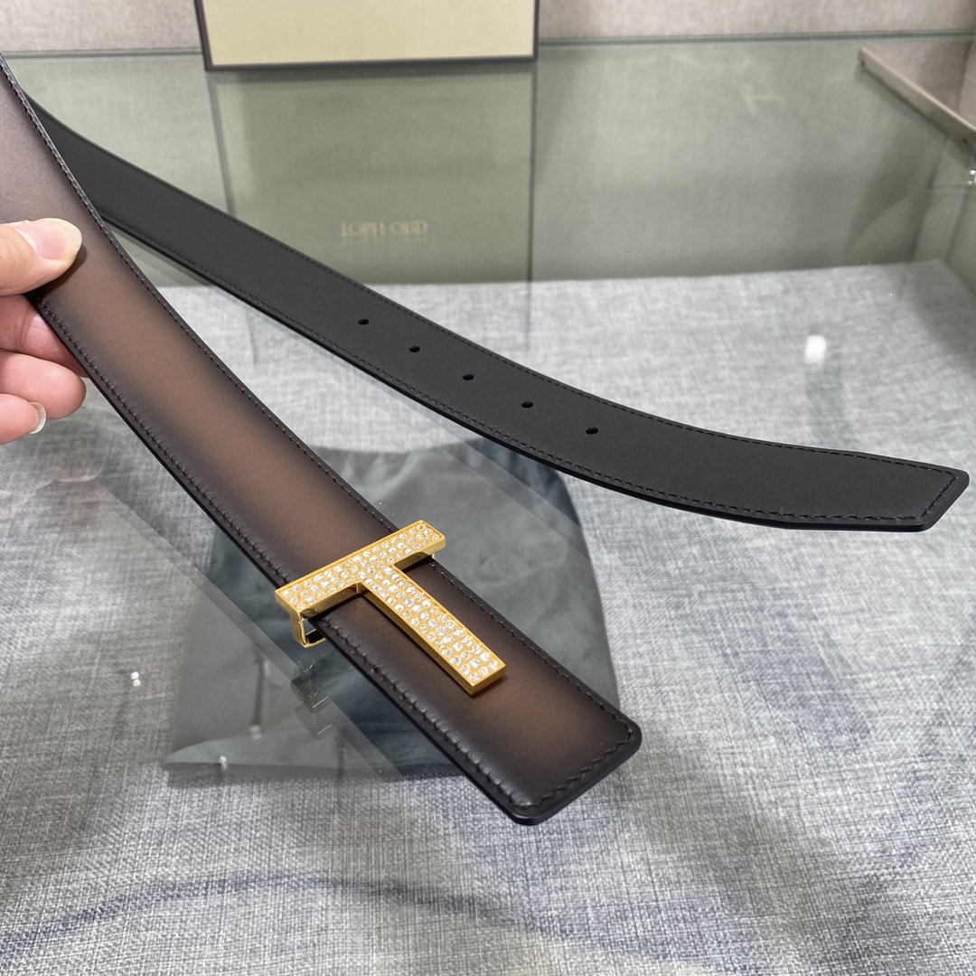  汤姆福特最新网红爆款双面头层牛皮专柜同步3.5宽新款上市了，原版牛皮，搭配铜扣，优雅，大方用的方便。谢