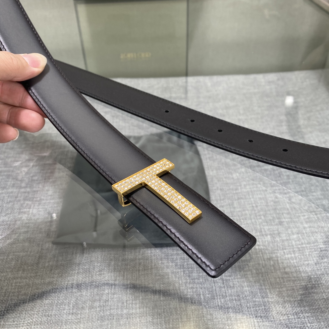  汤姆福特最新网红爆款双面头层牛皮专柜同步3.5宽新款上市了，原版牛皮，搭配铜扣，优雅，大方用的方便。谢