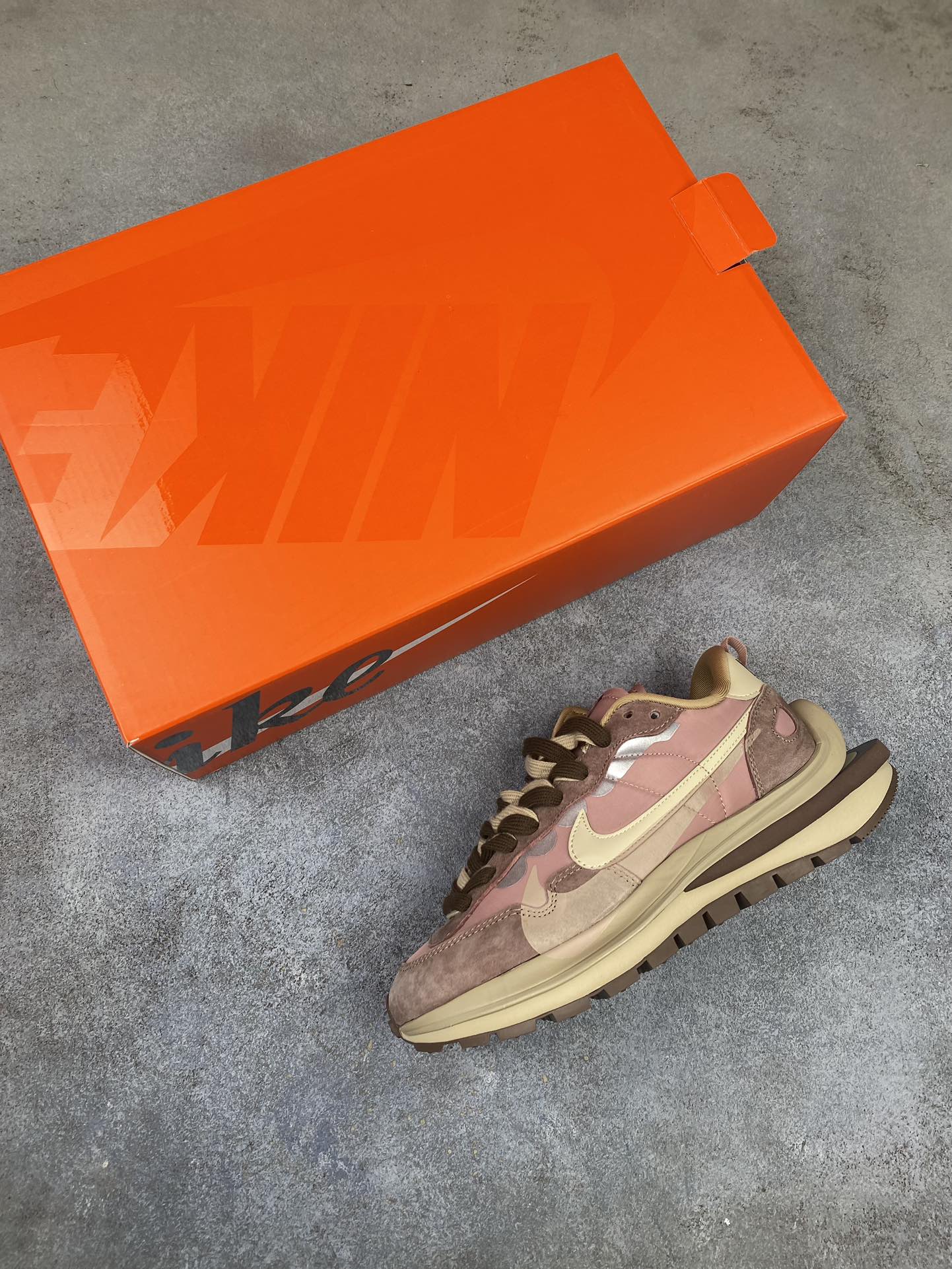 
  J版 Sacai x Nk VaporWaffle 3.0 华夫3.0走秀款休闲鞋 DD1875-