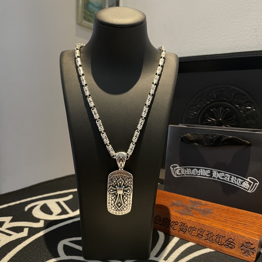 NO:109138,New [Counter Quality] Chrome Hearts Cross Necklace Square Cross Pendant Different Concave and Convex and Convex Scout Flowers are Croxin's ambitions, so they last longer. Genuine version of Chrome Hearts Croxin, differentiated from the market, benchmarked on the quality of the version, looking at the details of the letter printing, retro old gray oxygen level. Seiko version!  !  !  Pure handmade ~ Authentic model opening must-have fashion and fashion, both men and women can wear it, same style for couples, original official website, rock punk style silver style, retro elements, trendy and versatile!  , jewelry boutique, chrome hearts, chrome hearts, necklace19860909新款【专柜品质】Chrome Hearts克罗心十字架项链 方牌十字架吊坠 凹凸造型不同的花纹设计风格 呈现出与众不同 十字架 童军花是克罗心的志 所以更经久不衰 正品打版Chrome Hearts克罗心 区别市场普通轻版 对版对标品质 看字印细节 复古做旧灰氧程度.精工版本！！！ 纯手工打造 ～正品开模潮流时尚必备 男女均可佩戴 情侣同款 官网原版 摇滚朋克泰银风格 复古元素 潮流百搭！,饰品精品,chrome hearts,chrome hearts,necklace,Jewelry