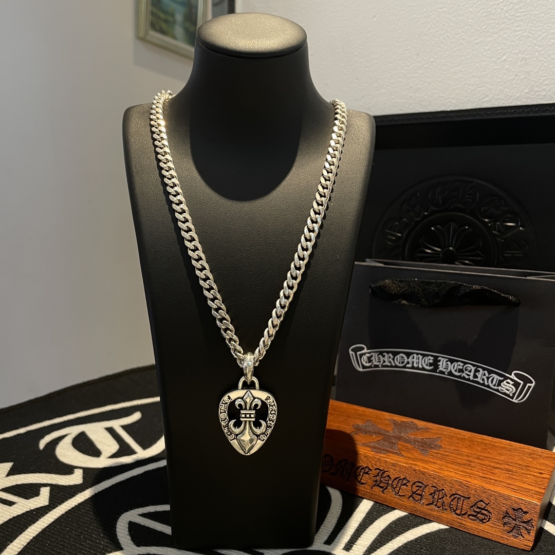 NO:109140,New [Counter Quality] Chrome Hearts Croxin Cuban Necklace Heart-shaped Scout Flower Pendant Different pattern design styles present unique Cross Scout Flower is Croxin's ambition, so it lasts for a long time Genuine version Chrome Hearts Croxin Difference to the market ordinary light version Corresponding to the quality of the version Benchmarking the details of the letter printing Retro old gray oxygen level. Seiko version!  !  !  Pure handmade ~ Authentic model opening must-have fashion and fashion, both men and women can wear it, same style for couples, original official website, rock punk style silver style, retro elements, trendy and versatile!  , jewelry boutique, chrome hearts, chrome hearts, necklace19860909新款【专柜品质】Chrome Hearts克罗心古巴项链 心型童军花吊坠 凹凸造型不同的花纹设计风格 呈现出与众不同 十字架 童军花是克罗心的志 所以更经久不衰 正品打版Chrome Hearts克罗心 区别市场普通轻版 对版对标品质 看字印细节 复古做旧灰氧程度.精工版本！！！ 纯手工打造 ～正品开模潮流时尚必备 男女均可佩戴 情侣同款 官网原版 摇滚朋克泰银风格 复古元素 潮流百搭！,饰品精品,chrome hearts,chrome hearts,necklace,Jewelry