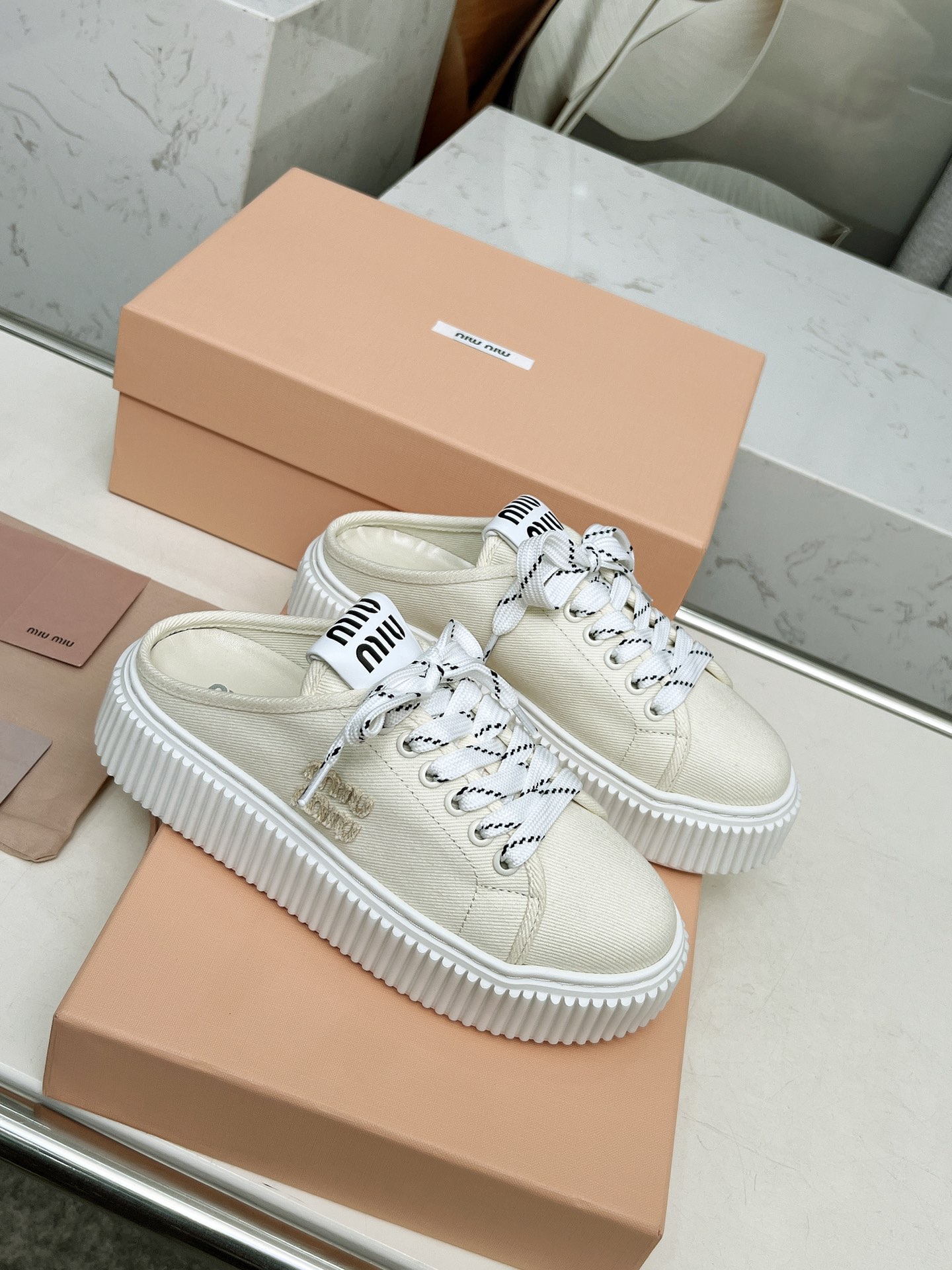 NO:260202,Miumiu 25 new model thick-soled biscuit shoes, the latest catwalk style, classic upgrade, comfort and fashion coexist. Each color is good-looking, design and matching different styles. Original custom fabric upper lining: Original custom sheepskin lining, original open mold and non-slip sole Shoe size: 35-40, semi-torque single shoes, miumiu, sheepskin19860909miumiu25年新款 厚底饼干鞋 最新走秀款,经典升级 舒适度与时髦度并存 每个颜色搭配都好看,设计搭配不同风格需求 鞋面原版定制布 内里: 原版定制羊皮内里 大底原版开模防滑大底 鞋码: 35-40,半拖单鞋,miumiu,sheepskin,Women's Shoes