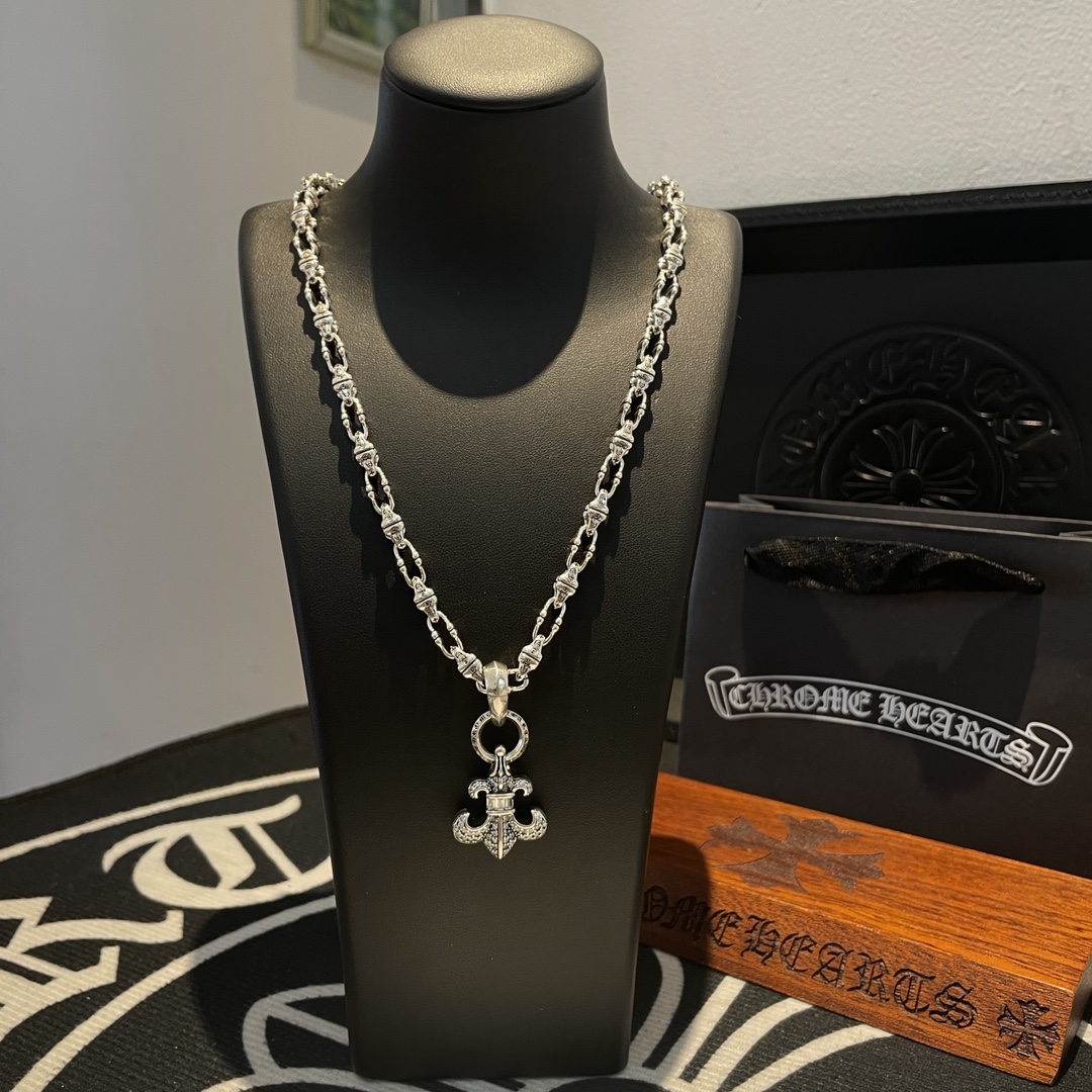 NO:109144,New [Counter Quality] Chrome Hearts Croxin Necklace Heart-shaped full-diamond Scout Flower Pendant, different pattern design styles with concave and convex shapes, presenting uniqueness. Cross Scout Flower is Croxin's ambition, so it lasts for a long time. Genuine version of Chrome Hearts Croxin, differentiating the market, benchmarking the quality of the version, looking at the details of the letter printing, retro, old gray oxygen level. Seiko version!  !  !  Pure handmade ~ Authentic model opening must-have fashion and fashion, both men and women can wear it, same style for couples, original official website, rock punk style silver style, retro elements, trendy and versatile!  , jewelry boutique, chrome hearts, chrome hearts, necklace19860909新款【专柜品质】Chrome Hearts克罗心项链 心型满钻童军花吊坠 凹凸造型不同的花纹设计风格 呈现出与众不同 十字架 童军花是克罗心的志 所以更经久不衰 正品打版Chrome Hearts克罗心 区别市场普通轻版 对版对标品质 看字印细节 复古做旧灰氧程度.精工版本！！！ 纯手工打造 ～正品开模潮流时尚必备 男女均可佩戴 情侣同款 官网原版 摇滚朋克泰银风格 复古元素 潮流百搭！,饰品精品,chrome hearts,chrome hearts,necklace,Jewelry