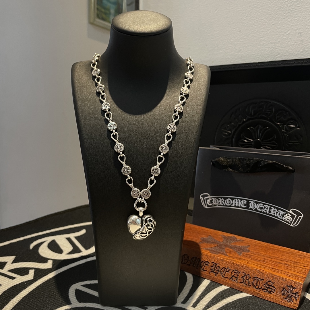 NO:109146,New [Counter Quality] Chrome Hearts Croxin Horseshoe Cross Necklace, Vinegar Love Pendant, Different Concave and Convex and Convex Design Styles, Showing a unique style. Cross Scout Flower is Croxin's ambition, so it lasts for a long time. Genuine Chrome Hearts Croxin Difference to the market ordinary light version, benchmarking the quality of the version, looking at the details of the letter printing, retro old gray oxygen level. Seiko version!  !  !  Pure handmade ~ Authentic model opening must-have fashion and fashion, both men and women can wear it, same style for couples, original official website, rock punk style silver style, retro elements, trendy and versatile!  , jewelry boutique, chrome hearts, chrome hearts, necklace19860909新款【专柜品质】Chrome Hearts克罗心马蹄十字架项链 藤花爱心吊坠 凹凸造型不同的花纹设计风格 呈现出与众不同 十字架 童军花是克罗心的志 所以更经久不衰 正品打版Chrome Hearts克罗心 区别市场普通轻版 对版对标品质 看字印细节 复古做旧灰氧程度.精工版本！！！ 纯手工打造 ～正品开模潮流时尚必备 男女均可佩戴 情侣同款 官网原版 摇滚朋克泰银风格 复古元素 潮流百搭！,饰品精品,chrome hearts,chrome hearts,necklace,Jewelry