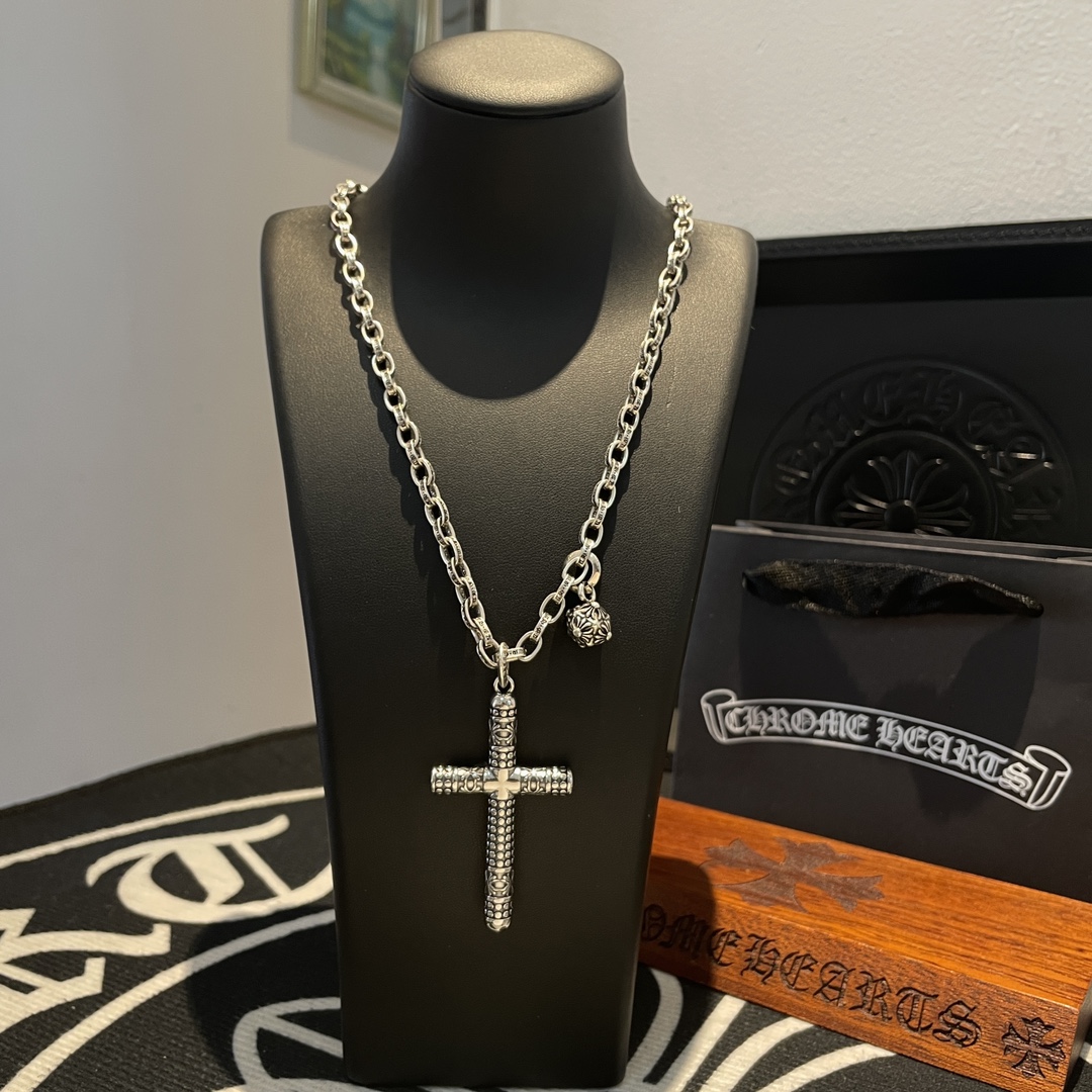NO:109150,New [Counter Quality] Chrome Hearts Croxin alphabet necklace, cross pendant, different pattern design styles with concave and convex shapes, presenting uniqueness. Cross Scout flowers are Croxin's ambitions, so they last longer. Genuine version of Chrome Hearts Croxin, differentiating the market, benchmarking the quality of the version, looking at the details of the letter printing, retro, old gray oxygen level. Seiko version!  !  !  Pure handmade ~ Authentic model opening must-have fashion and fashion, both men and women can wear it, same style for couples, original official website, rock punk style silver style, retro elements, trendy and versatile!  , jewelry boutique, chrome hearts, chrome hearts, necklace19860909新款【专柜品质】Chrome Hearts克罗心字母项链 十字架吊坠 凹凸造型不同的花纹设计风格 呈现出与众不同 十字架 童军花是克罗心的志 所以更经久不衰 正品打版Chrome Hearts克罗心 区别市场普通轻版 对版对标品质 看字印细节 复古做旧灰氧程度.精工版本！！！ 纯手工打造 ～正品开模潮流时尚必备 男女均可佩戴 情侣同款 官网原版 摇滚朋克泰银风格 复古元素 潮流百搭！,饰品精品,chrome hearts,chrome hearts,necklace,Jewelry