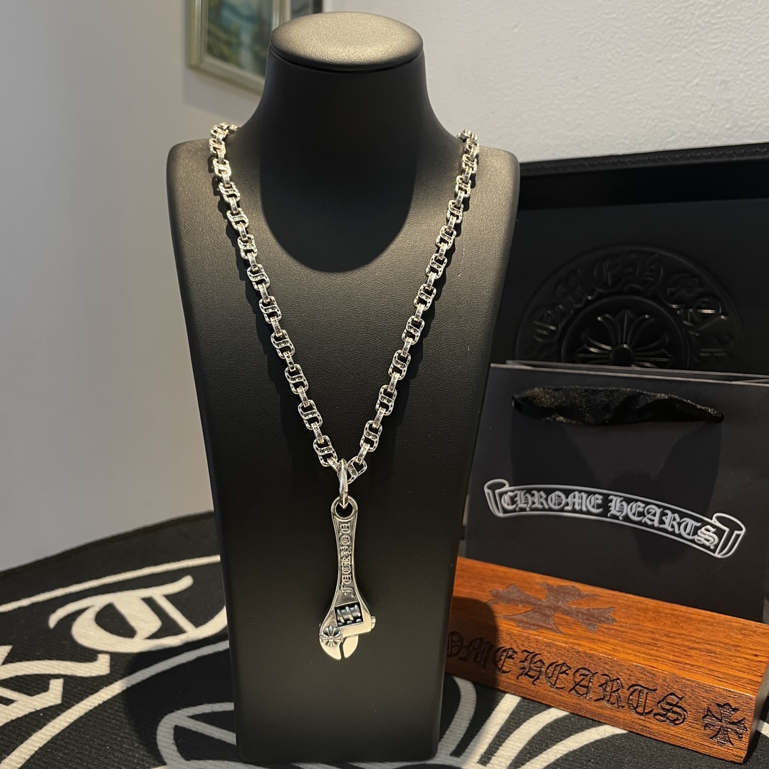 NO:109152,New [Counter Quality] Chrome Hearts Croxin letter necklace, cross flower wrench pendant, different pattern design styles with concave and convex shapes, presenting uniqueness. Cross Scout flowers are Croxin's ambition, so they last longer. Genuine version of Chrome Hearts Croxin, differentiated from the market, benchmarked on the quality of the version, looking at the details of the letter printing, retro old gray oxygen level. Seiko version!  !  !  Pure handmade ~ Authentic model opening must-have fashion and fashion, both men and women can wear it, same style for couples, original official website, rock punk style silver style, retro elements, trendy and versatile!  , jewelry boutique, chrome hearts, chrome hearts, necklace19860909新款【专柜品质】Chrome Hearts克罗心字母项链 十字花扳手吊坠 凹凸造型不同的花纹设计风格 呈现出与众不同 十字架 童军花是克罗心的志 所以更经久不衰 正品打版Chrome Hearts克罗心 区别市场普通轻版 对版对标品质 看字印细节 复古做旧灰氧程度.精工版本！！！ 纯手工打造 ～正品开模潮流时尚必备 男女均可佩戴 情侣同款 官网原版 摇滚朋克泰银风格 复古元素 潮流百搭！,饰品精品,chrome hearts,chrome hearts,necklace,Jewelry