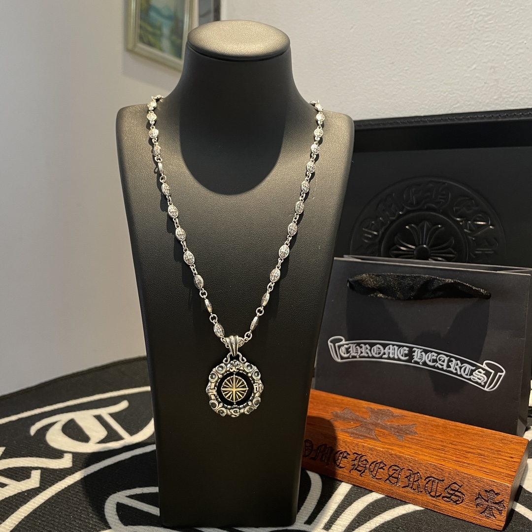NO:111944,New [Counter Quality] Chrome Hearts Croxin Necklace with different concave and convex shapes, showing a unique style. Cross Scout flowers are Croxin's ambitions, so they last longer. Genuine version of Chrome Hearts Croxin, differentiated from the market, benchmarked on the quality of the version, looking at the details of the letter printing, retro, old gray oxygen level. Seiko version!  !  !  Pure handmade ~ Authentic model opening must-have fashion and fashion, both men and women can wear it, same style for couples, original official website, rock punk style silver style, retro elements, trendy and versatile!  , jewelry boutique, chrome hearts, chrome hearts, necklace19860909新款【专柜品质】Chrome Hearts克罗心项链 凹凸造型不同的花纹设计风格 呈现出与众不同 十字架 童军花是克罗心的志 所以更经久不衰 正品打版Chrome Hearts克罗心 区别市场普通轻版 对版对标品质 看字印细节 复古做旧灰氧程度.精工版本！！！ 纯手工打造 ～正品开模潮流时尚必备 男女均可佩戴 情侣同款 官网原版 摇滚朋克泰银风格 复古元素 潮流百搭！,饰品精品,chrome hearts,chrome hearts,necklace,Jewelry
