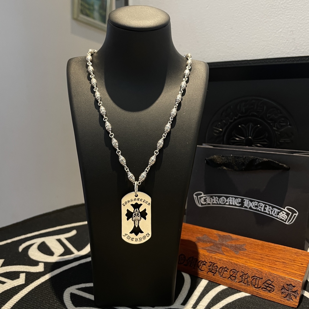 NO:109154,New [Counter Quality] Chrome Hearts Croxin Necklace with different concave and convex shapes, showing a unique style. Cross Scout flowers are Croxin's ambitions, so they last longer. Genuine version of Chrome Hearts Croxin, differentiated from the market, benchmarked on the quality of the version, looking at the details of the letter printing, retro, old gray oxygen level. Seiko version!  !  !  Pure handmade ~ Authentic model opening must-have fashion and fashion, both men and women can wear it, same style for couples, original official website, rock punk style silver style, retro elements, trendy and versatile!  , jewelry boutique, chrome hearts, chrome hearts, necklace19860909新款【专柜品质】Chrome Hearts克罗心项链 凹凸造型不同的花纹设计风格 呈现出与众不同 十字架 童军花是克罗心的志 所以更经久不衰 正品打版Chrome Hearts克罗心 区别市场普通轻版 对版对标品质 看字印细节 复古做旧灰氧程度.精工版本！！！ 纯手工打造 ～正品开模潮流时尚必备 男女均可佩戴 情侣同款 官网原版 摇滚朋克泰银风格 复古元素 潮流百搭！,饰品精品,chrome hearts,chrome hearts,necklace,Jewelry