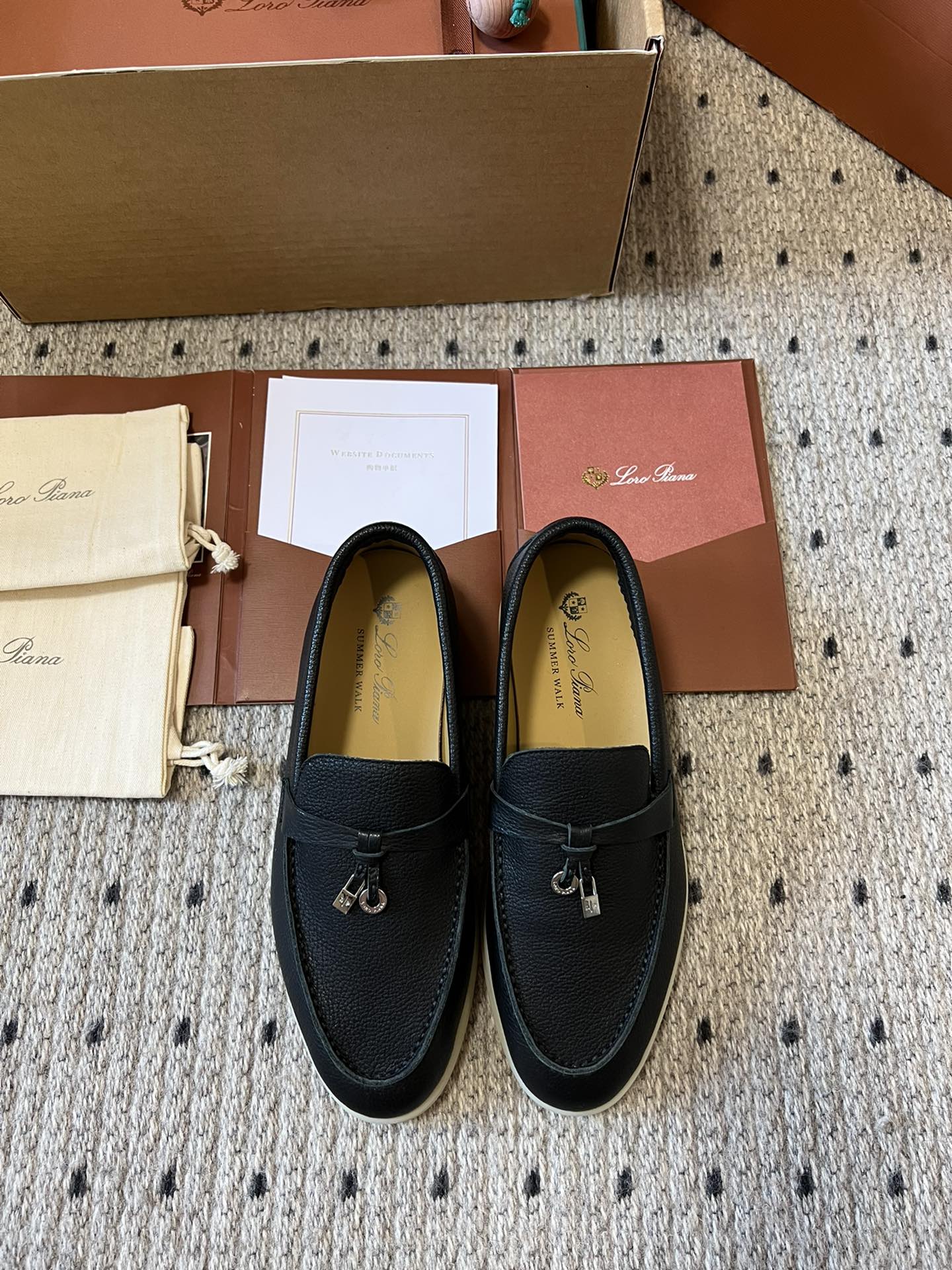 NO:262278,New colors Purchase-related products Loro Piana popular comfort shoes Lp Italian top cashmere brand, low-key luxury soft, consistently simple design style, the more unintentional it, the more you want to think about it, fashionable, simple and versatile, the shoe shape is super charm, the soft and comfortable leather is extremely high Upper: Upgraded Italian original leather Full color international color card Sole material: Z open-grinding light-color rubber non-slip sole Size35-39 (40 41 42 customized 4.5 days customization without return and exchange) Full set of packaging (extra handbag   manual), loofer shoes, loro piga, loro piga, loafers19860909新色 代购级莞产 Loro Piana爆款舒适单鞋 Lp 意大利顶级羊绒品牌,低调奢华柔软一贯纯色简约的设计风格,越不经意才越有令人想要琢磨的味道,时尚简约百搭 鞋型韵味超赞,皮质柔软舒适度极高 鞋面:升级意大利原厂皮 全色国际色卡 底材:Z开磨浅色橡胶防滑大底 Size35-39（40 41 42定做4.5天定制不退换） 全套包装（多了手提袋 手册）,乐福鞋,loro piana,loro piana,loafers,Women's Shoes