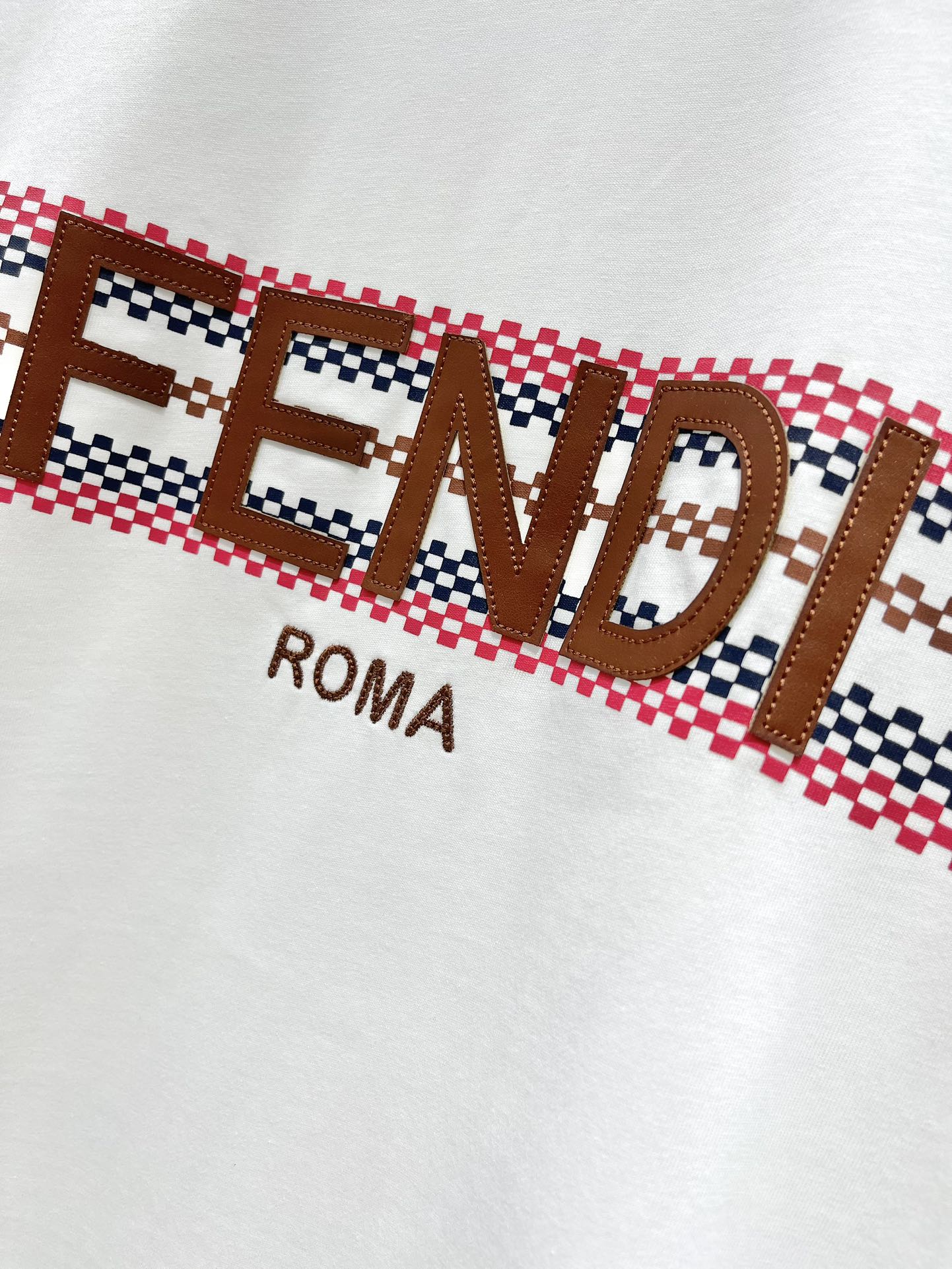 𝗙𝗘𝗡𝗗𝗜芬迪春夏新款印花皮质logo圆领棉质短袖

😍 衣服上是FENDI经典的皮质logo，但是这次