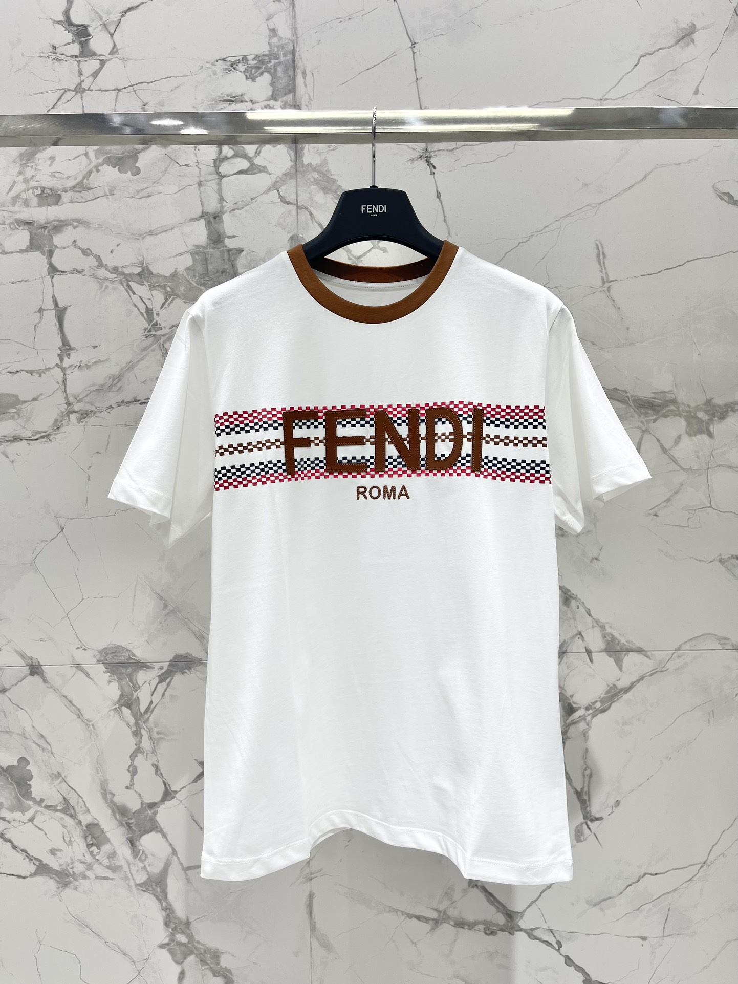 𝗙𝗘𝗡𝗗𝗜芬迪春夏新款印花皮质logo圆领棉质短袖

😍 衣服上是FENDI经典的皮质logo，但是这次