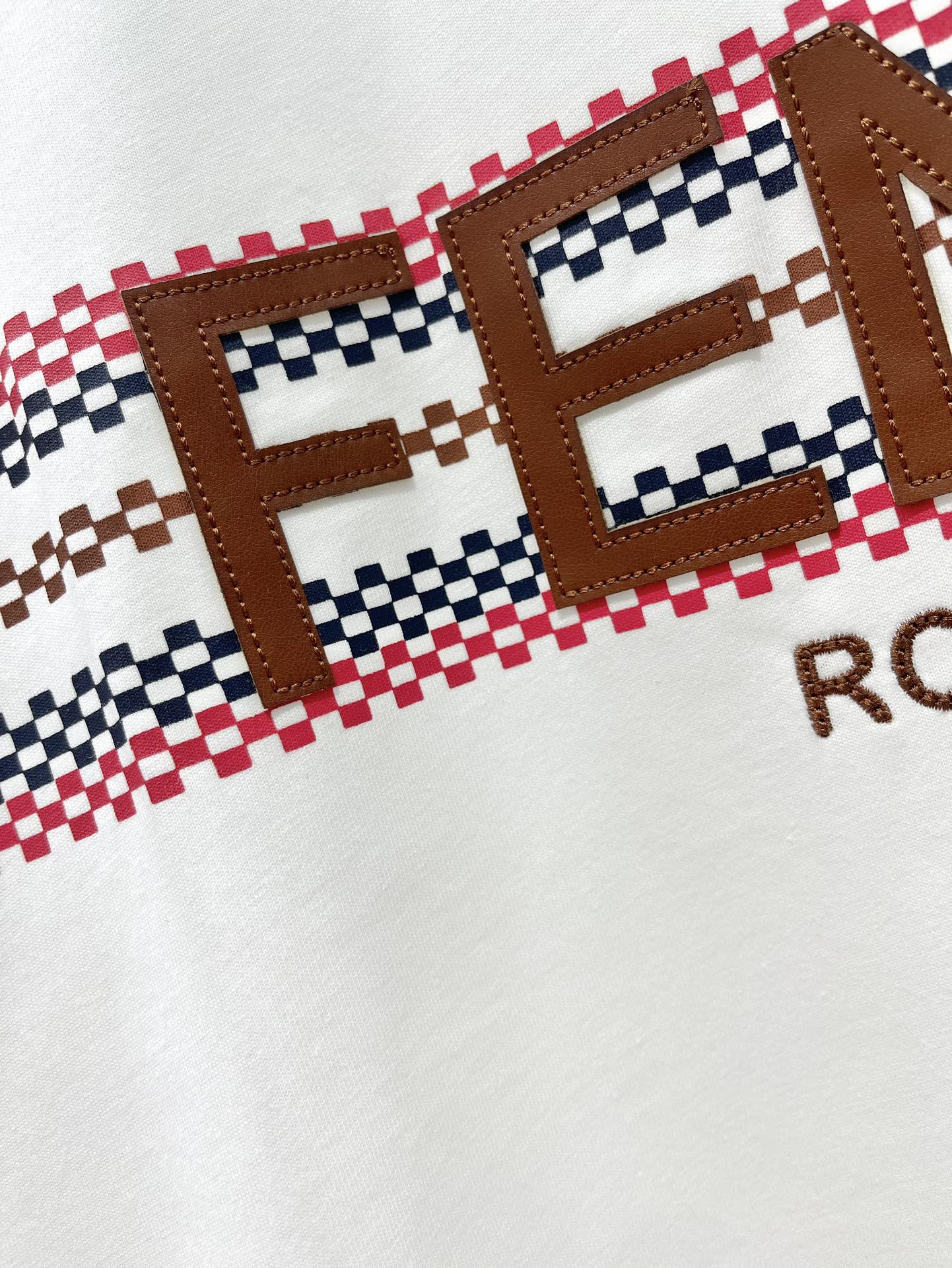 𝗙𝗘𝗡𝗗𝗜芬迪春夏新款印花皮质logo圆领棉质短袖

😍 衣服上是FENDI经典的皮质logo，但是这次