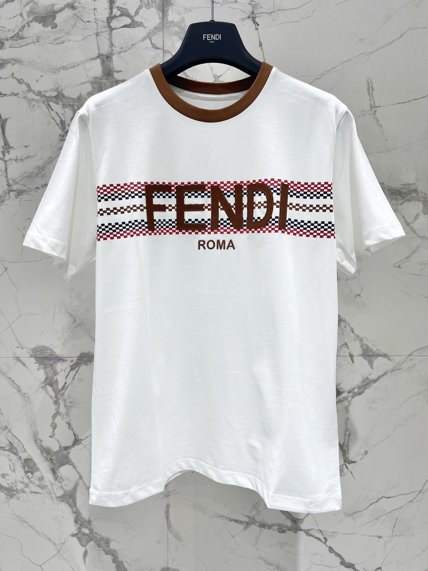 𝗙𝗘𝗡𝗗𝗜芬迪春夏新款印花皮质logo圆领棉质短袖

😍 衣服上是FENDI经典的皮质logo，但是这次