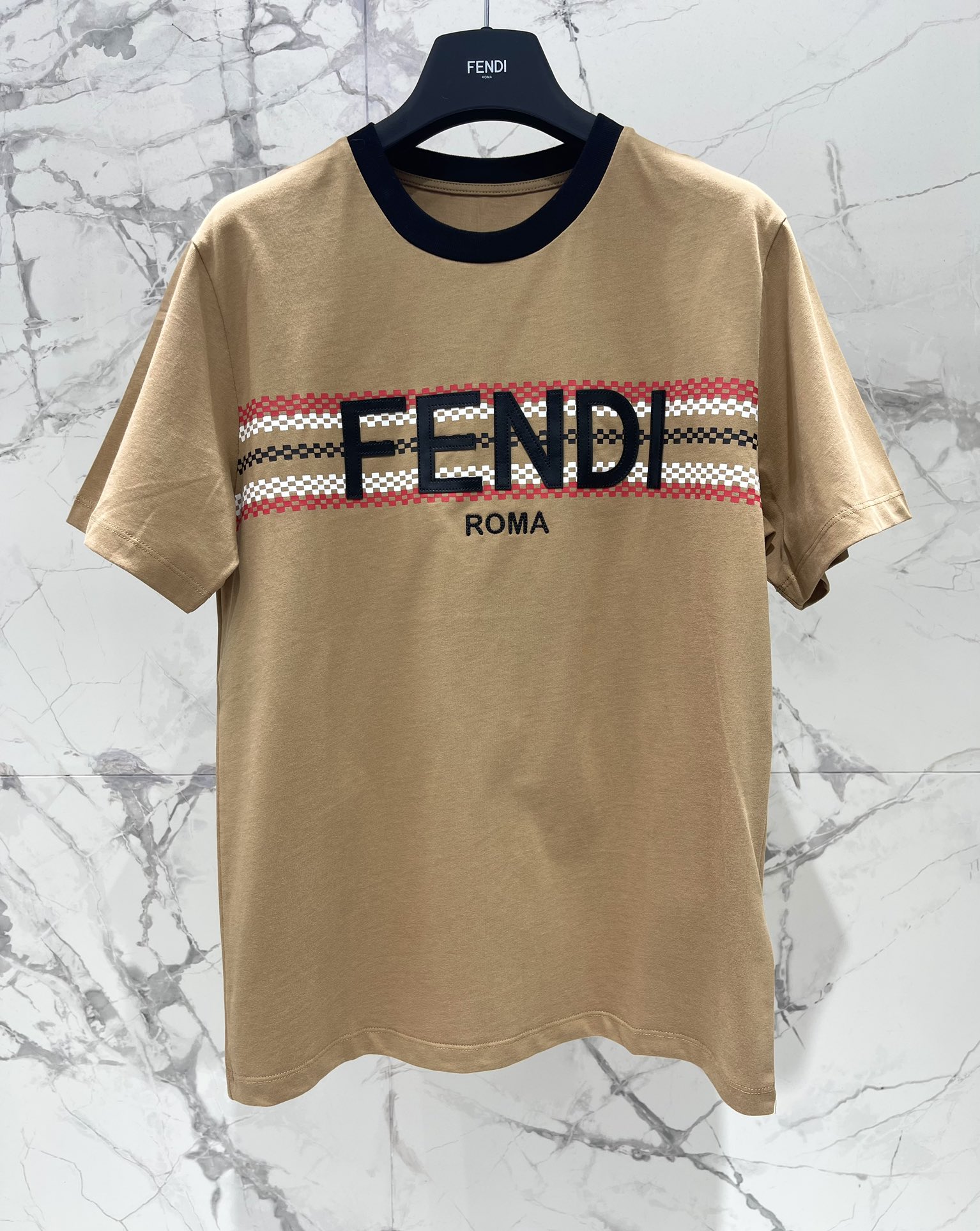 𝗙𝗘𝗡𝗗𝗜芬迪春夏新款印花皮质logo圆领棉质短袖

😍 衣服上是FENDI经典的皮质logo，但是这次
