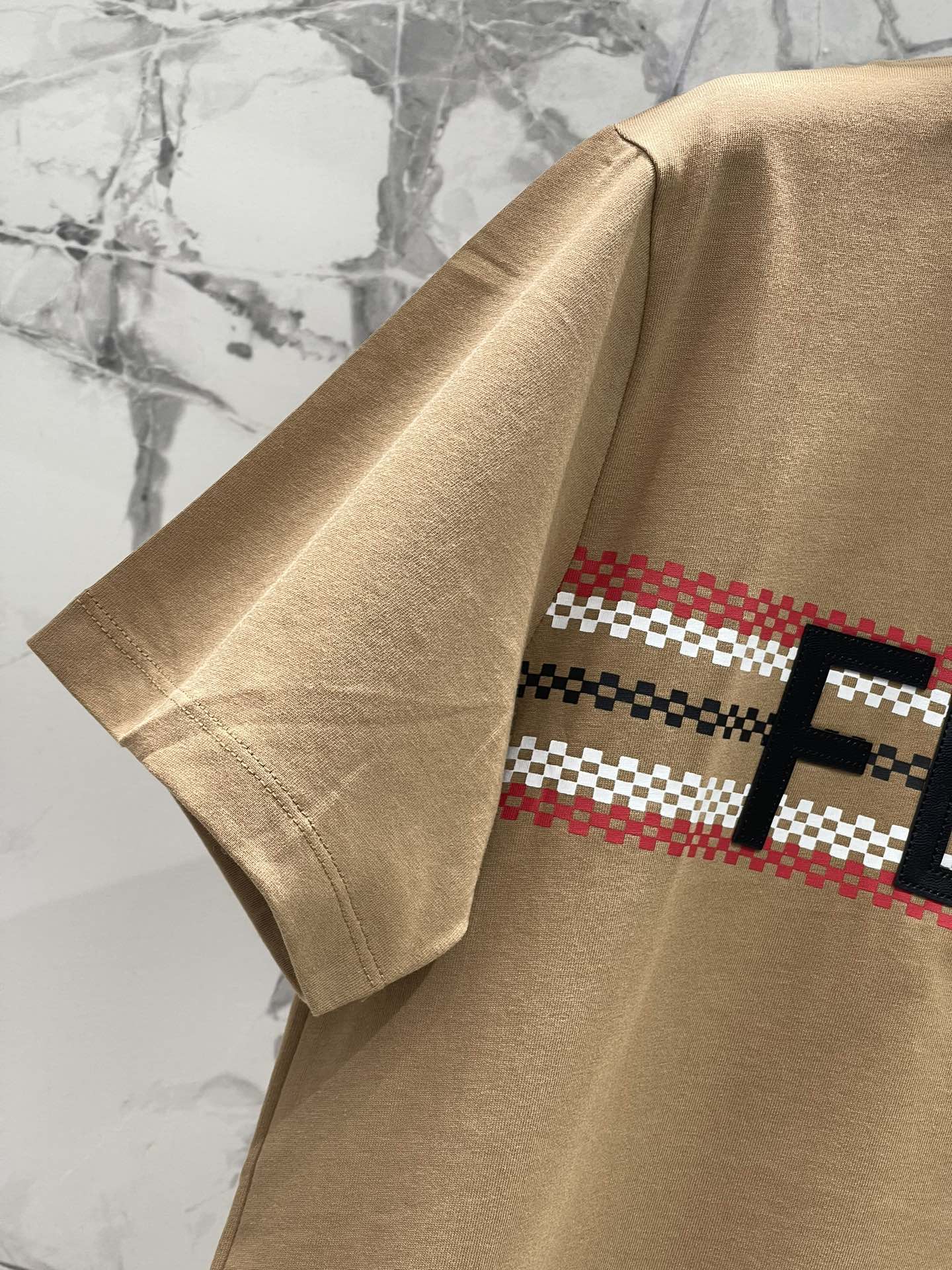 𝗙𝗘𝗡𝗗𝗜芬迪春夏新款印花皮质logo圆领棉质短袖

😍 衣服上是FENDI经典的皮质logo，但是这次