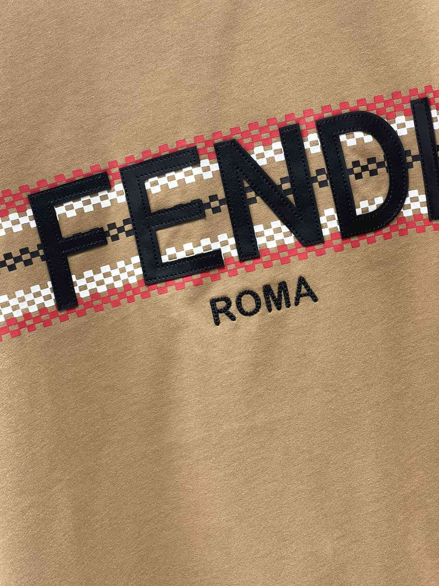 𝗙𝗘𝗡𝗗𝗜芬迪春夏新款印花皮质logo圆领棉质短袖

😍 衣服上是FENDI经典的皮质logo，但是这次