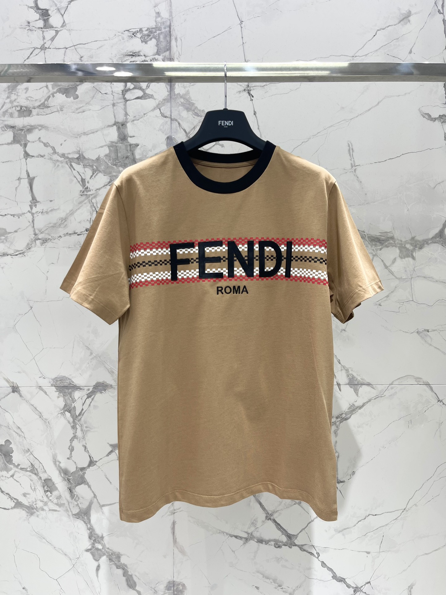𝗙𝗘𝗡𝗗𝗜芬迪春夏新款印花皮质logo圆领棉质短袖

😍 衣服上是FENDI经典的皮质logo，但是这次